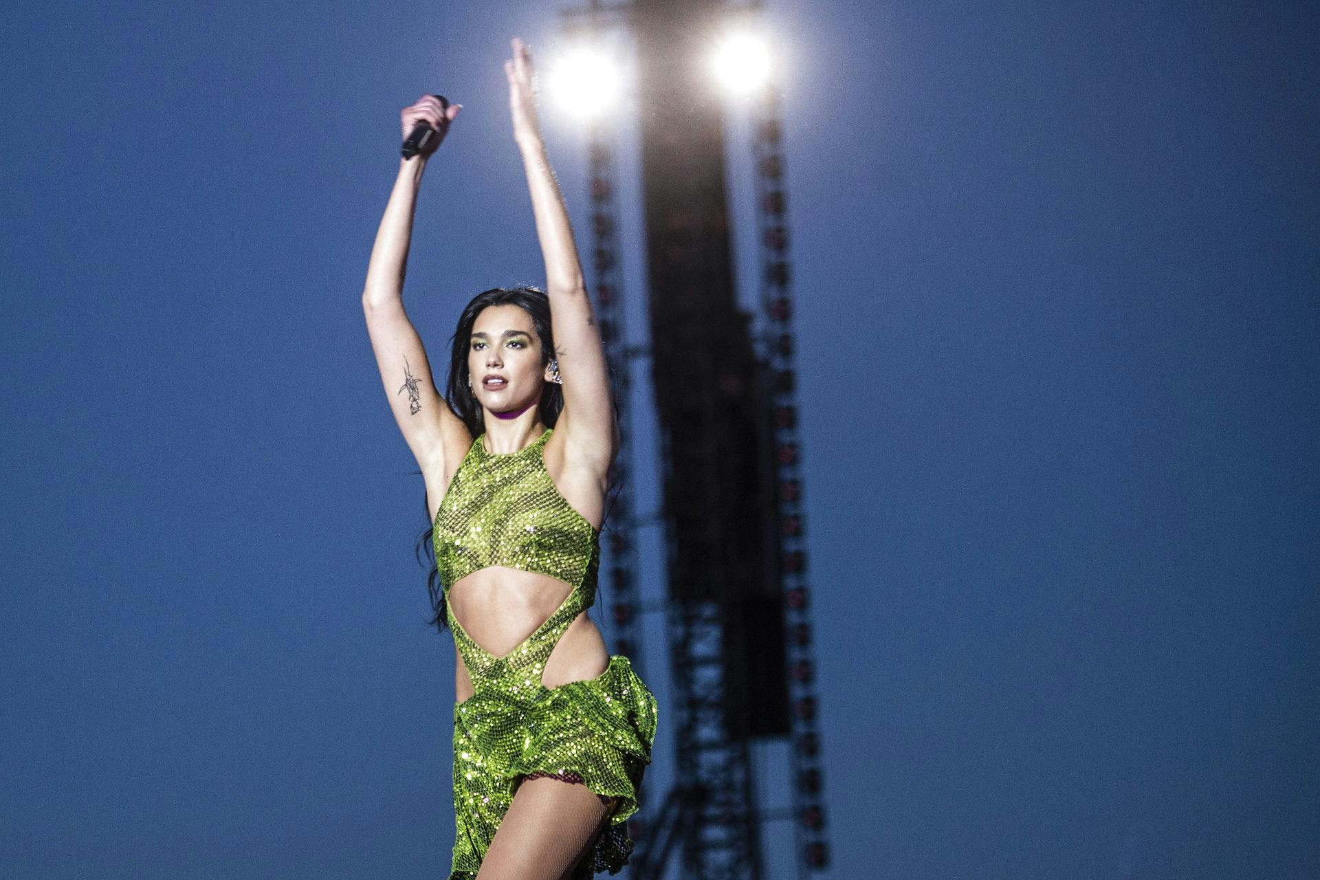 Dua Lipa giver den gerne hele armen, når hun er på scenen. Men Qatar skal hun ikke nyde noget af. 