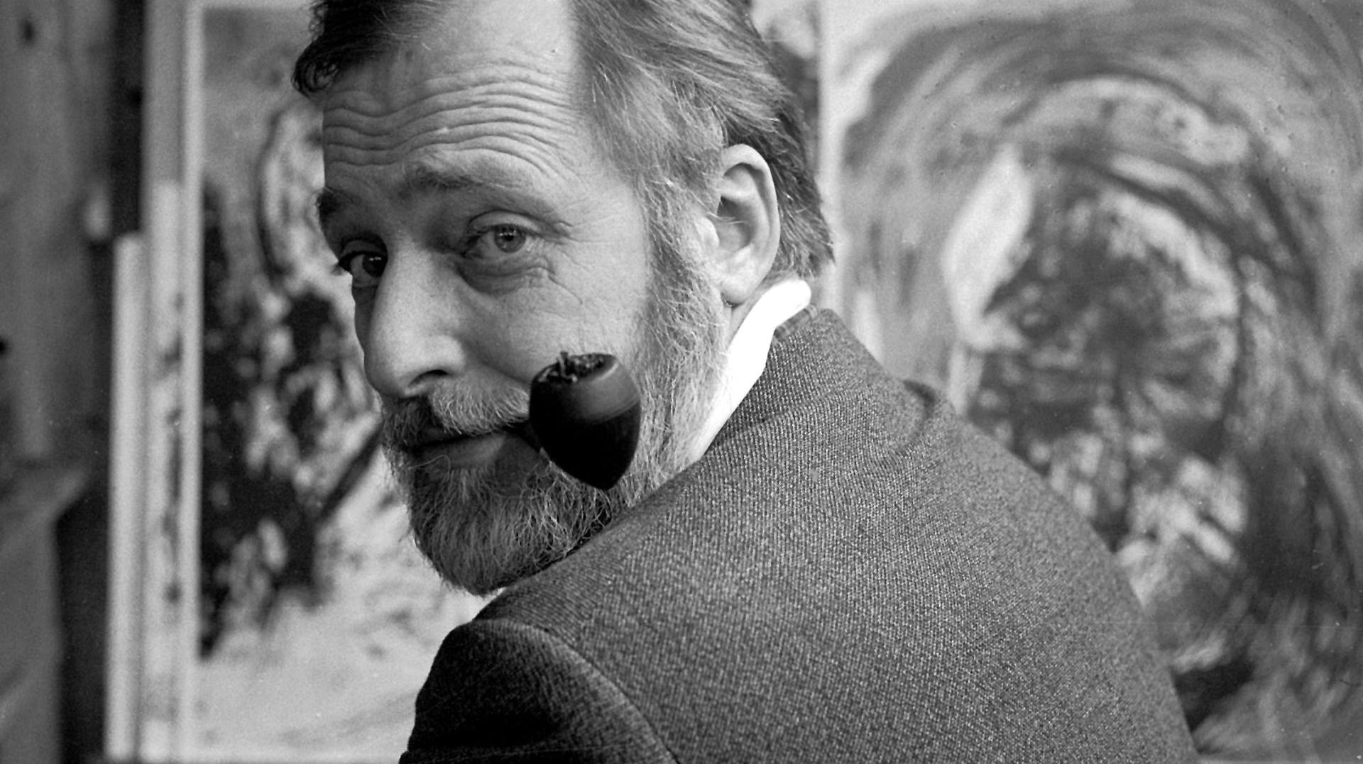Asger Jorn levede fra 1914 til 1973. Det nyfundne maleri af kunstneren befandt sig på bagsiden af et andet af hans malerier. Det er angiveligt et af hans første oliemalerier og forestiller en bondegaard fra Silkeborgegnen ifølge TV Midtvest.