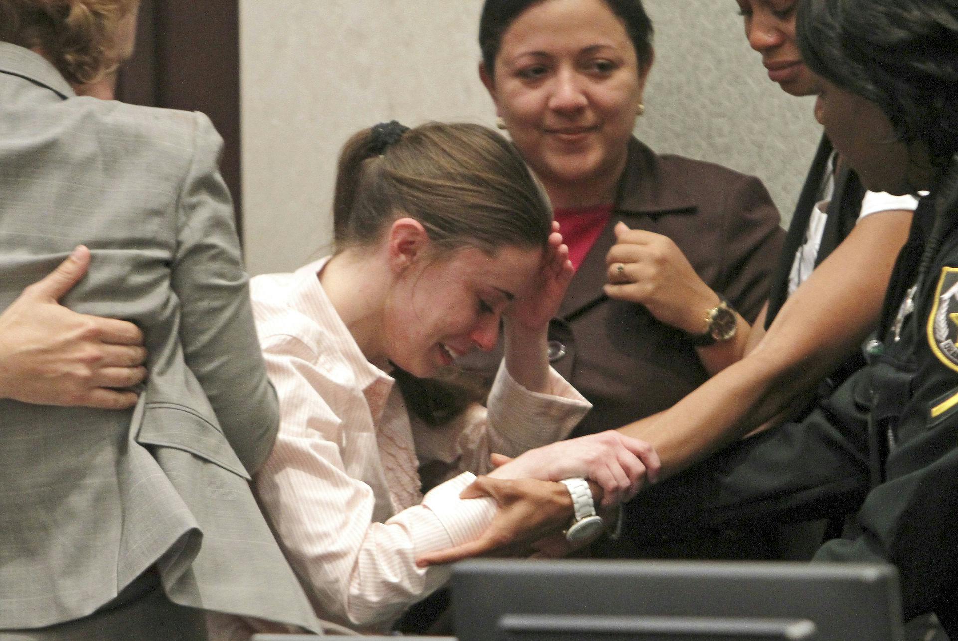 Trods tunge beviser i sagen valgte juryen – efter at have voteret i 10 timer, 40 minutter og 33 sekunder – erklære Casey Anthony ”ikke skyldig” i overlagt mord.
