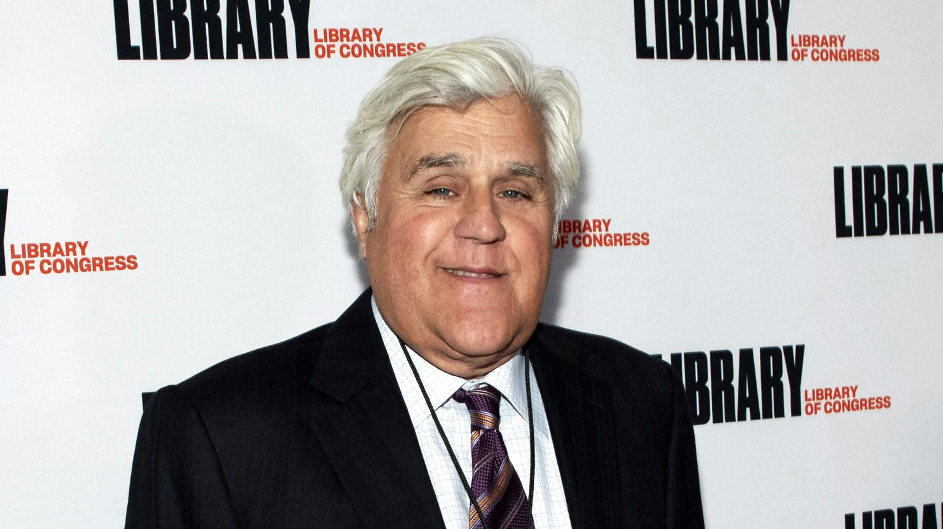 Jay Leno har forbrændt sit ansigt, da hans bil brød i brand.