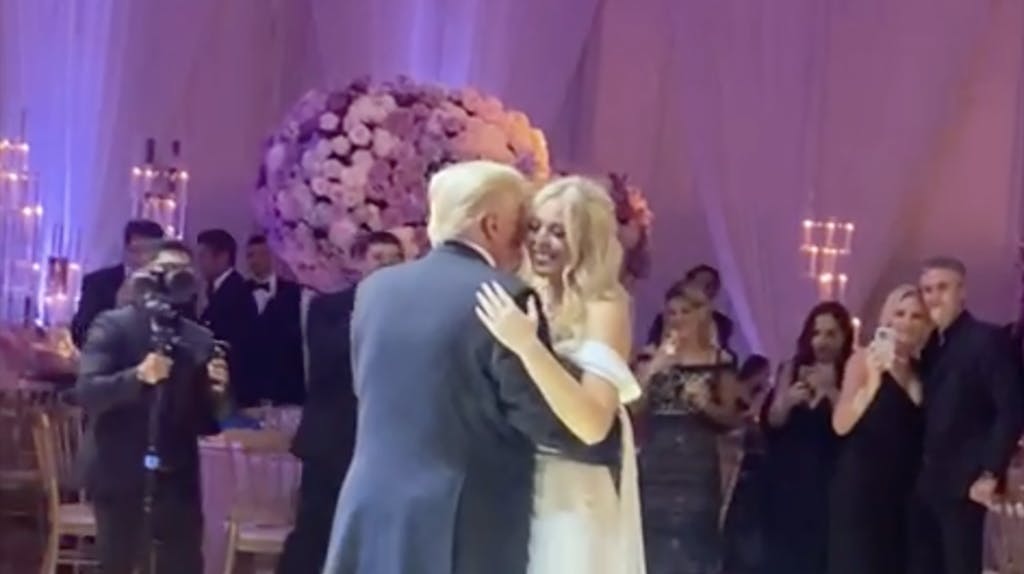 Her danser Donald Trump med sin nygifte datter, Tiffany.