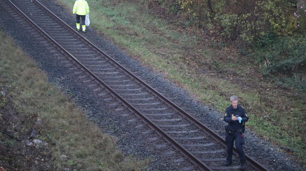 En kvinde er blevet fundet død ved skinnerne. nbsp;