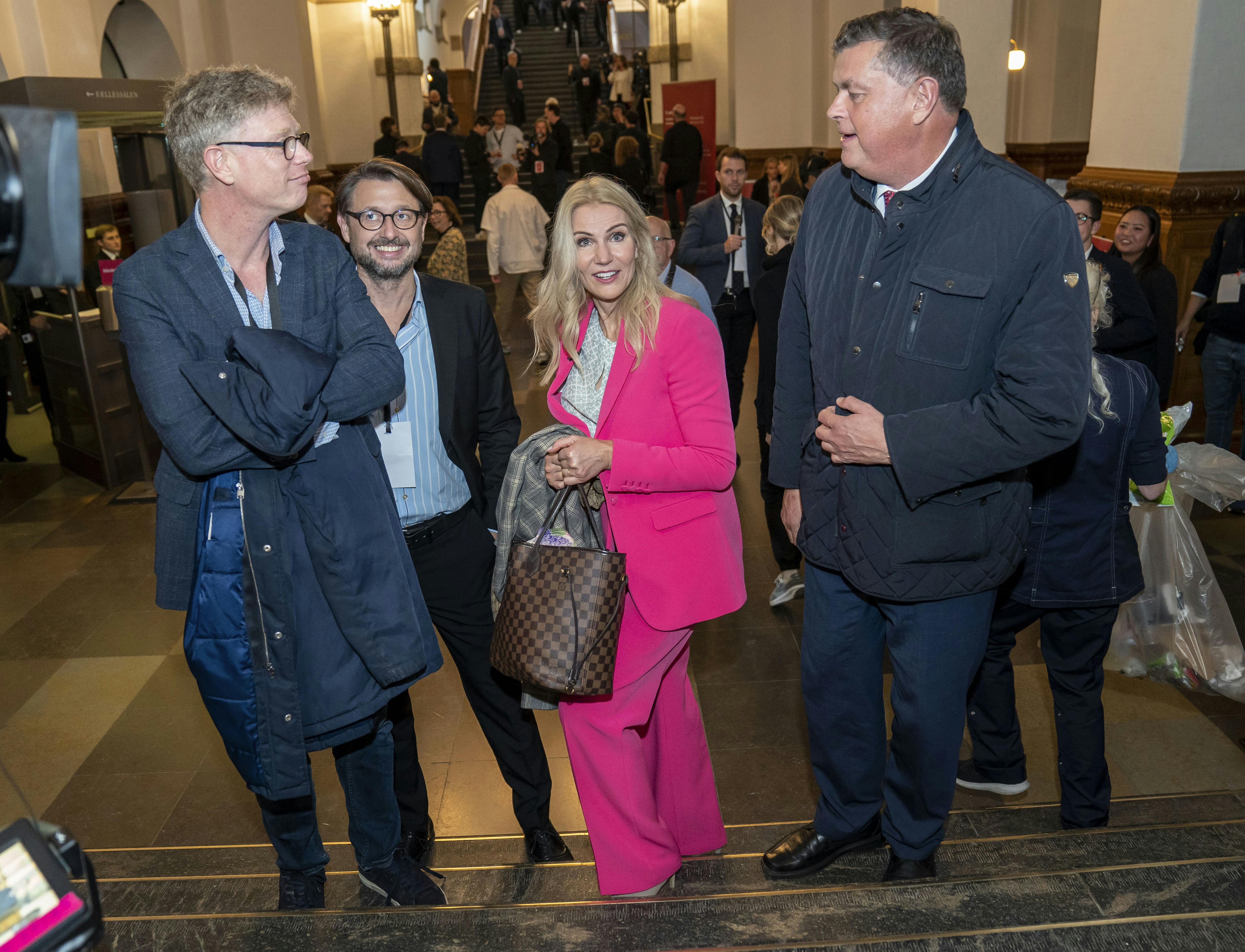 Selv om eksstatsministeren ikke er politiker mere, dukkede hun alligevel op på Christiansborg den 1. november på valgaftenen, i hvad der nærmest må betegnes som en klassiker for Helle Thorning-Schmidt nu - nemlig et skrigpinkt jakkesæt. 
