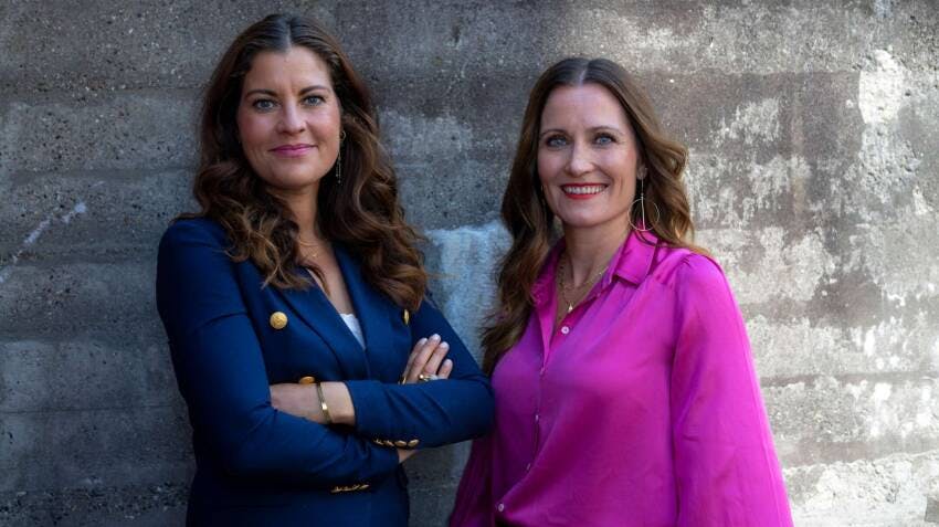 Louise Herping (til venstre) og Anne Stampe bliver nye investorer i "Løvens Hule". 