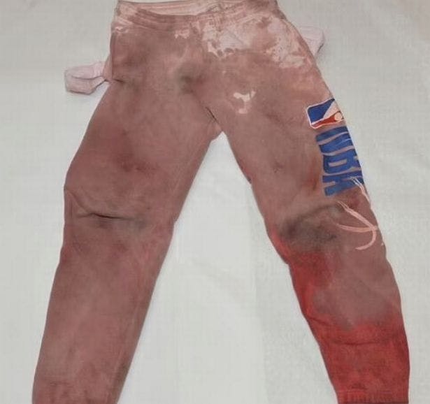 Courtney Clenneys bukser var blodrøde, efter hun havde stukket sin to år ældre kæreste ihjel. Spørgsmålet er så, om der var tale om mord eller selvforsvar? 