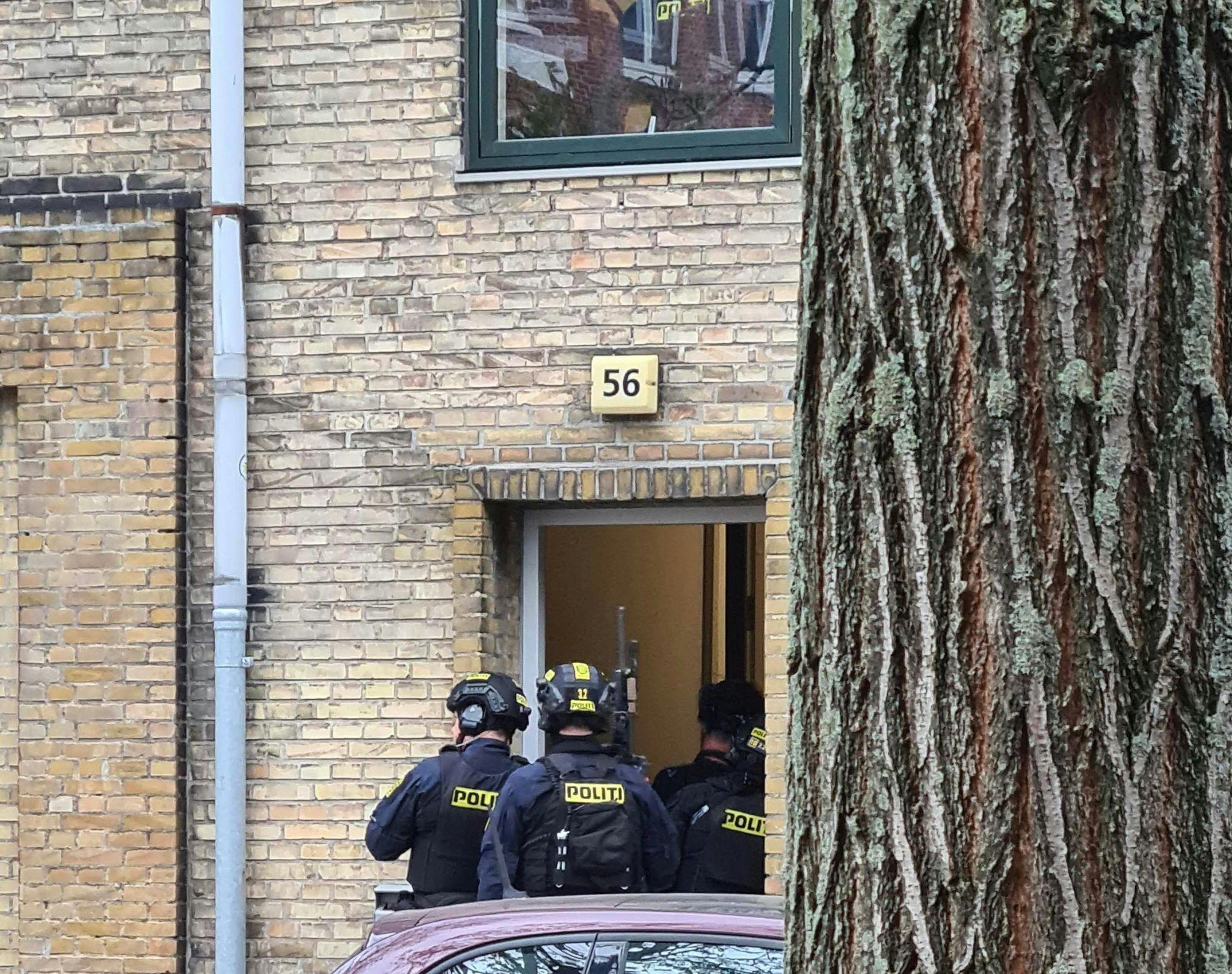 Tung bevæbnet politi er rykket ud til Nørrebro, hvor de har fået en anmeldelse om, at en person er blevet set med en pistol.