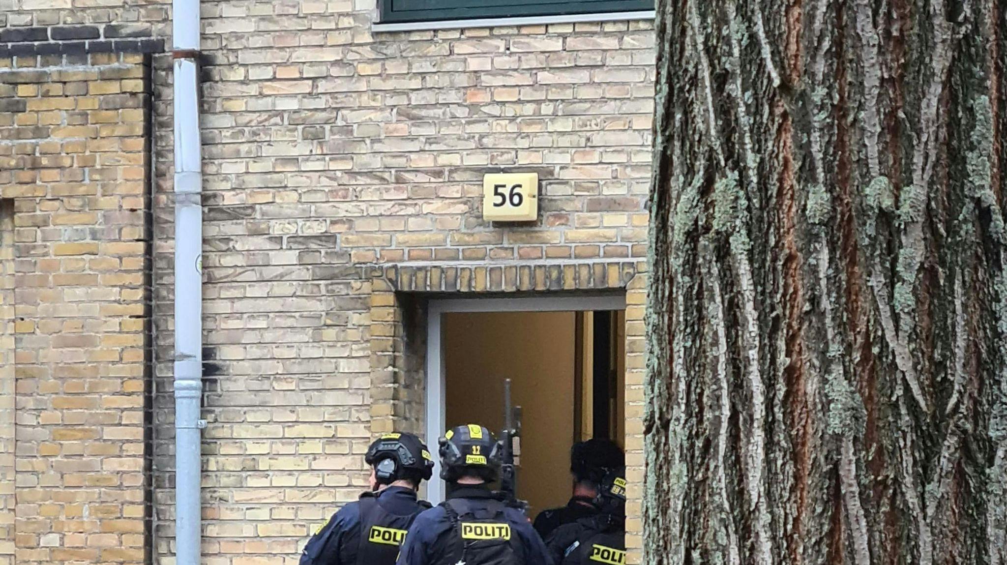 Tung bevæbnet politi er rykket ud til Nørrebro, hvor de har fået en anmeldelse om, at en person er blevet set med en pistol.