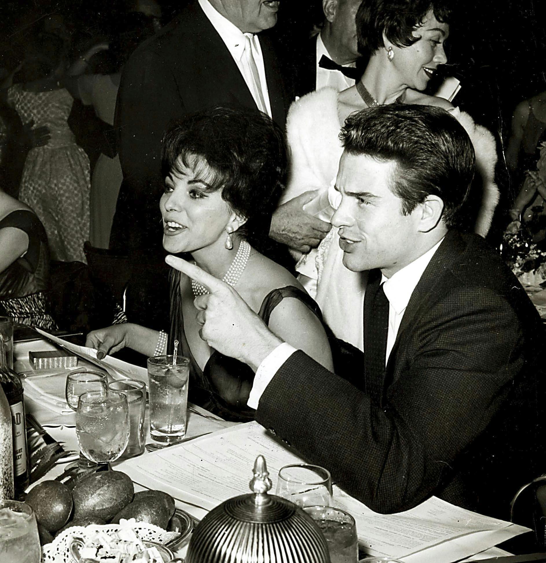 Warren Beatty var hele verdens hjerteknuser nummer 1 - før der overhovedet var tænkt på Pete Davidson. Her i selskab med ikonet Joan Collins. 