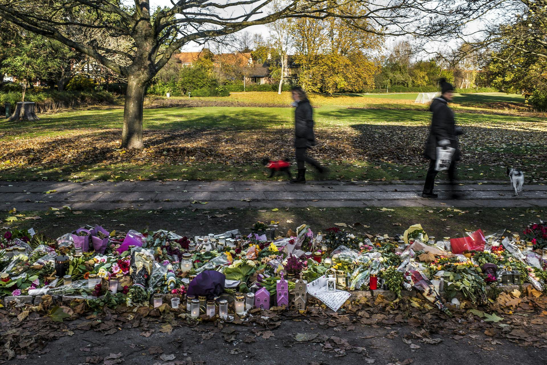 Højgravide Louise Borglit blev dræbt i Elverparken 4. november 2016. Her er der blevet lagt blomster tæt på gravstedet.
