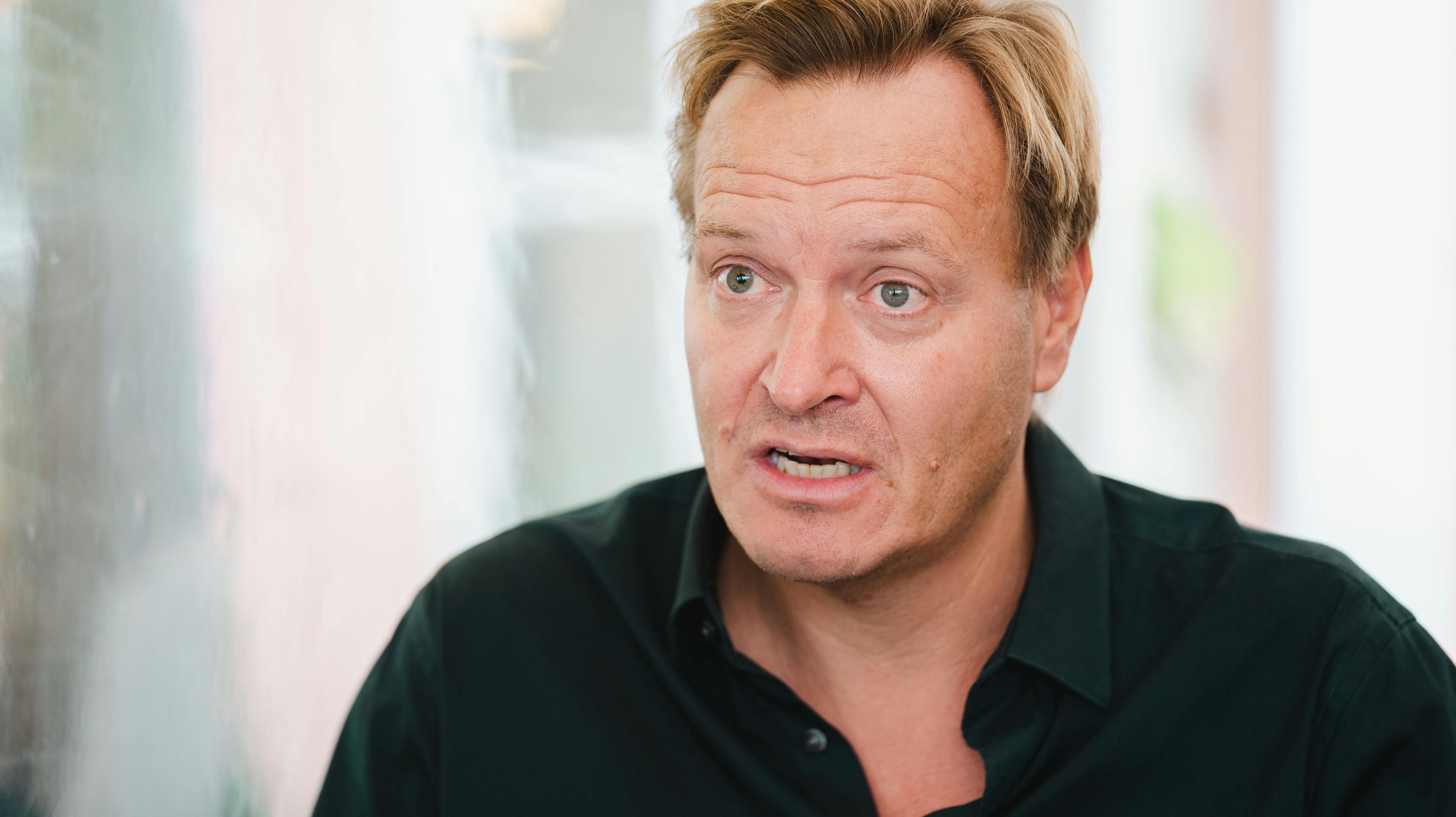 Rasmus Tantholdt blev afbrudt midt under en liveudsendelse i Qatar. Sikkerhedsfolk fra ørkenstaten truede med at smadre TV 2's kamera. nbsp;