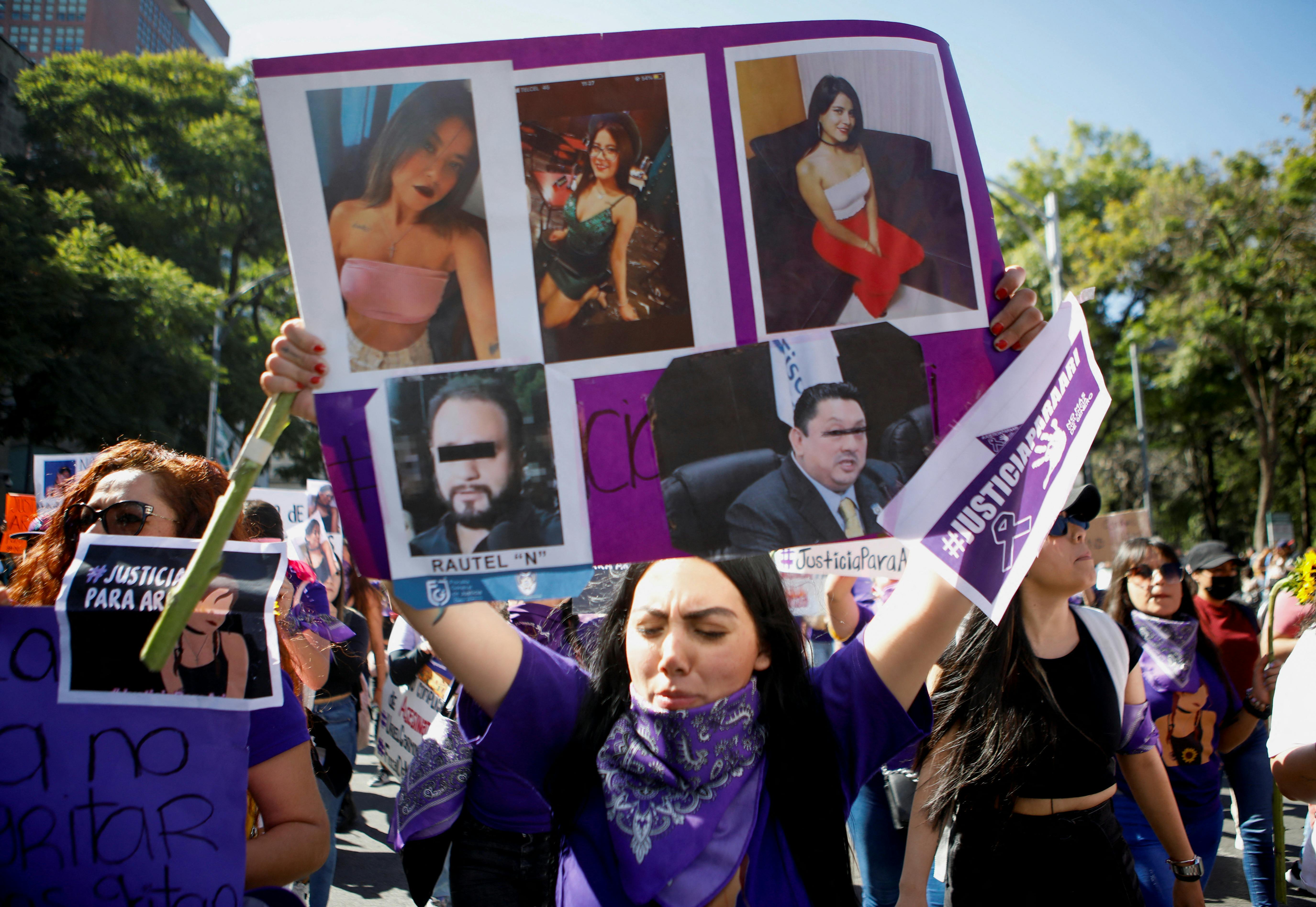 Drabet på Ariadne López har fået folk på gaden, der kræver retfæridghed for hende og de andre dræbte kvinder. 
På billedet er også drabstiltalte Rautel vist i venstre hjørne på skiltet. 