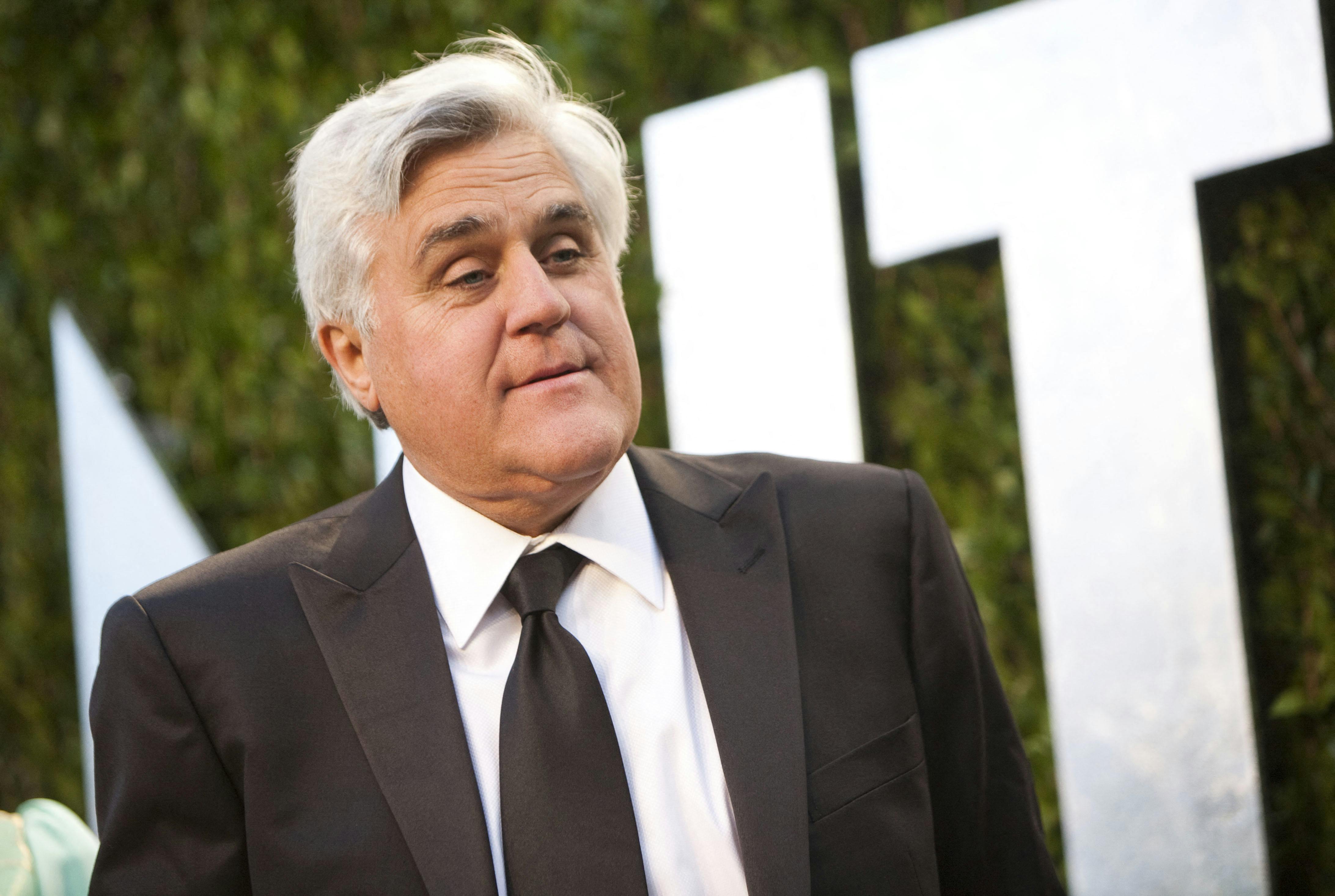 Den amerikanske tv-vært Jay Leno er svært tilskadekommen efter en voldsom ulykke på hans bilværksted. nbsp;