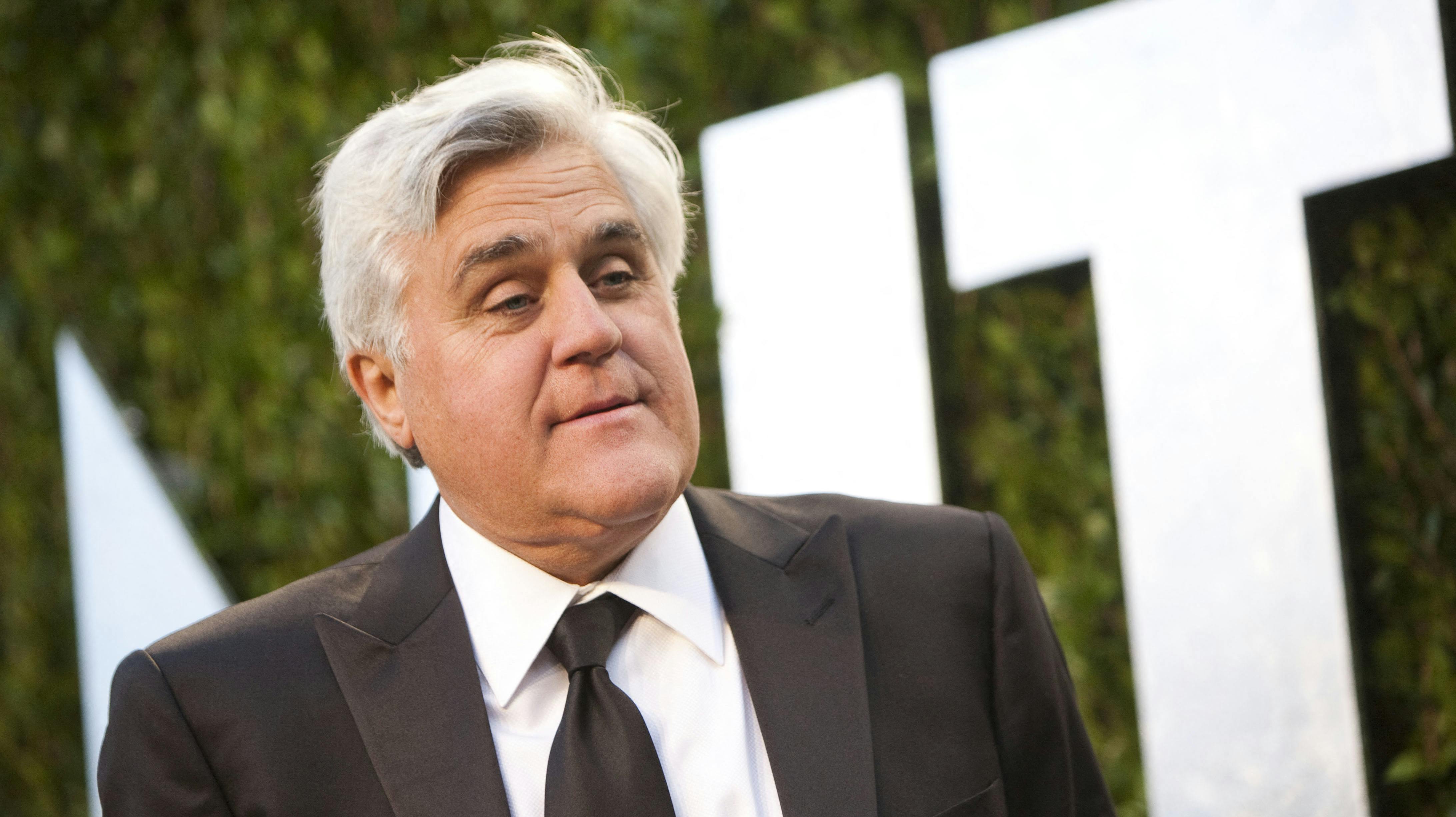 Den amerikanske tv-vært Jay Leno er svært tilskadekommen efter en voldsom ulykke på hans bilværksted. nbsp;