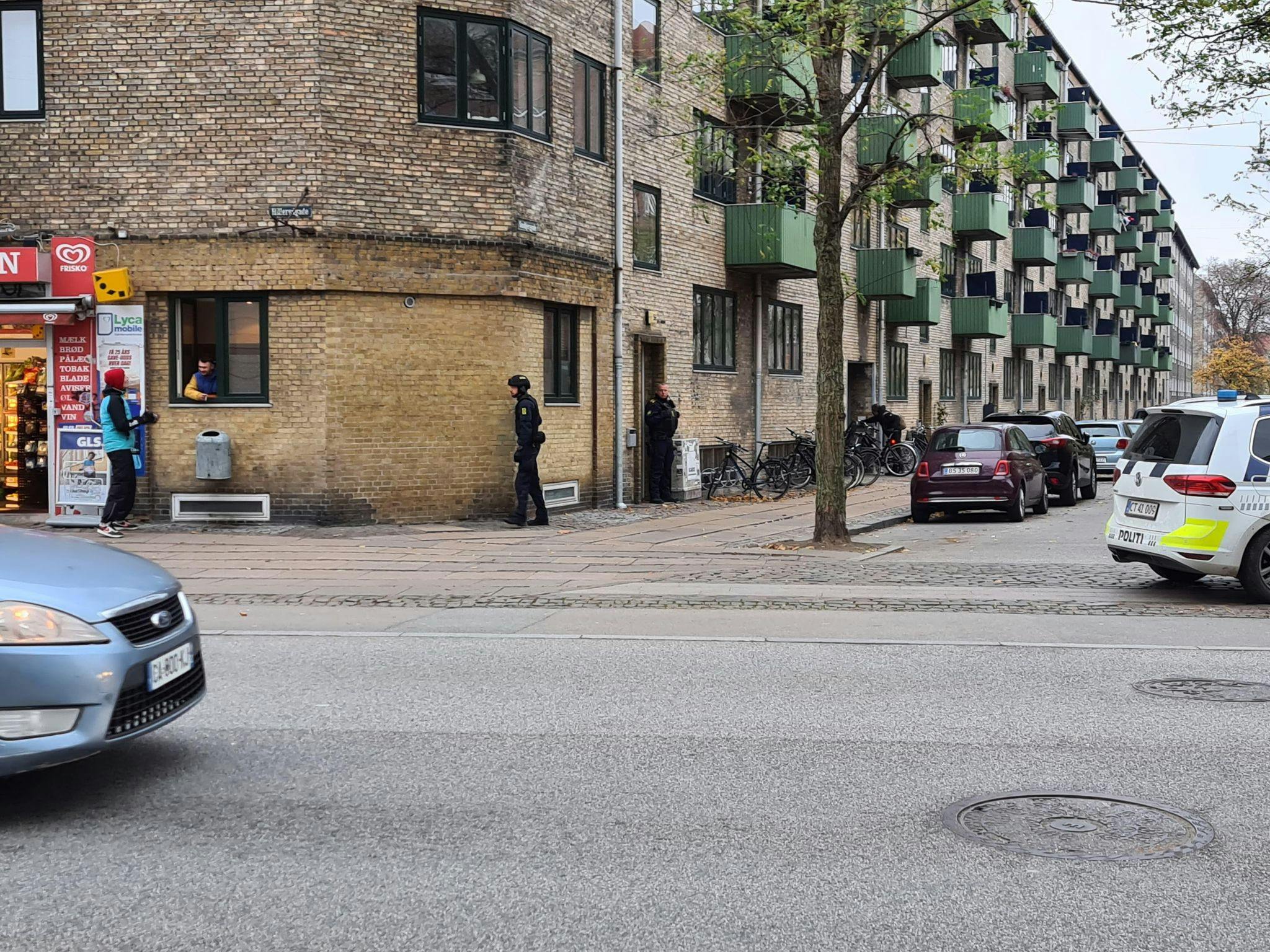 Betjente bevæbnet med maskinpistoler er lige nu talstærkt til stede på Nørrebro i København efter meldinger om, at en person er blevet set med en pistol.