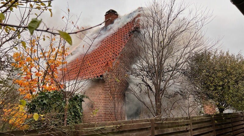 En villa på Agerlandsvej på Amager er tirsdag eftermiddag brudt i voldsom brand.