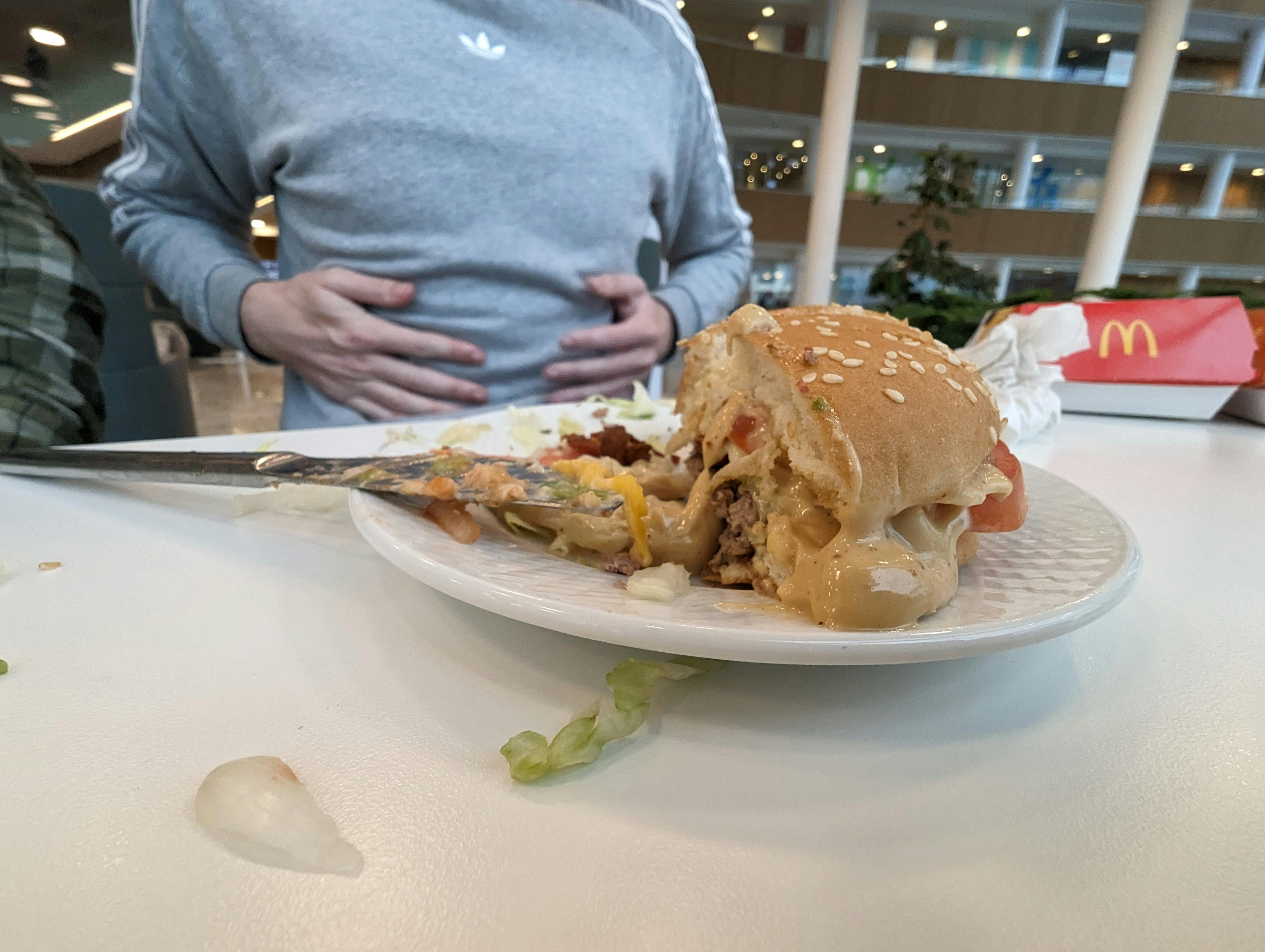 SE og HØR tester de nye burgere fra McDonald's. Og der var rigeligt med sovs.