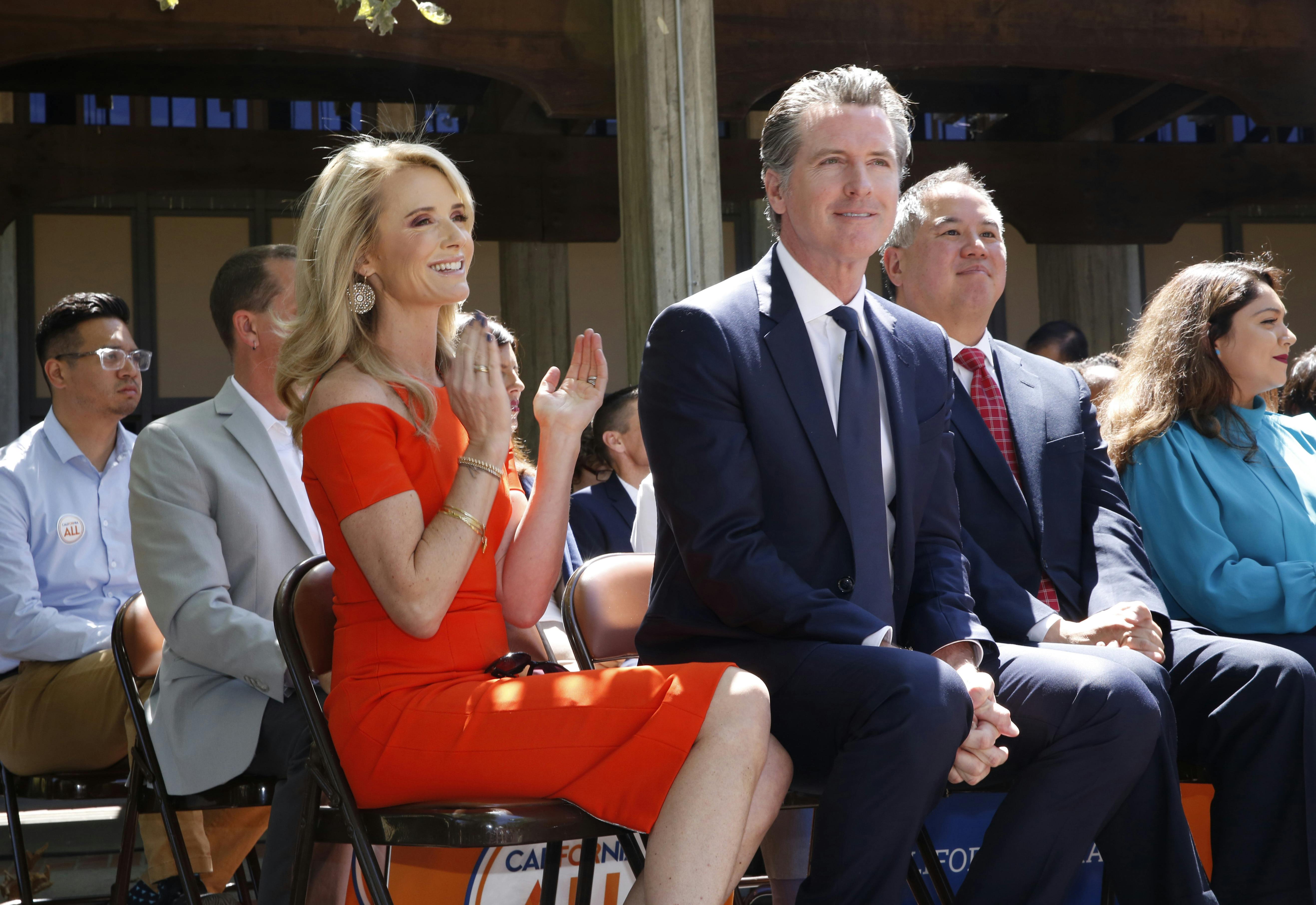 Her ses Jennifer Siebel Newsom med sin mand, Californiens guvernør Gavin Newsom. 