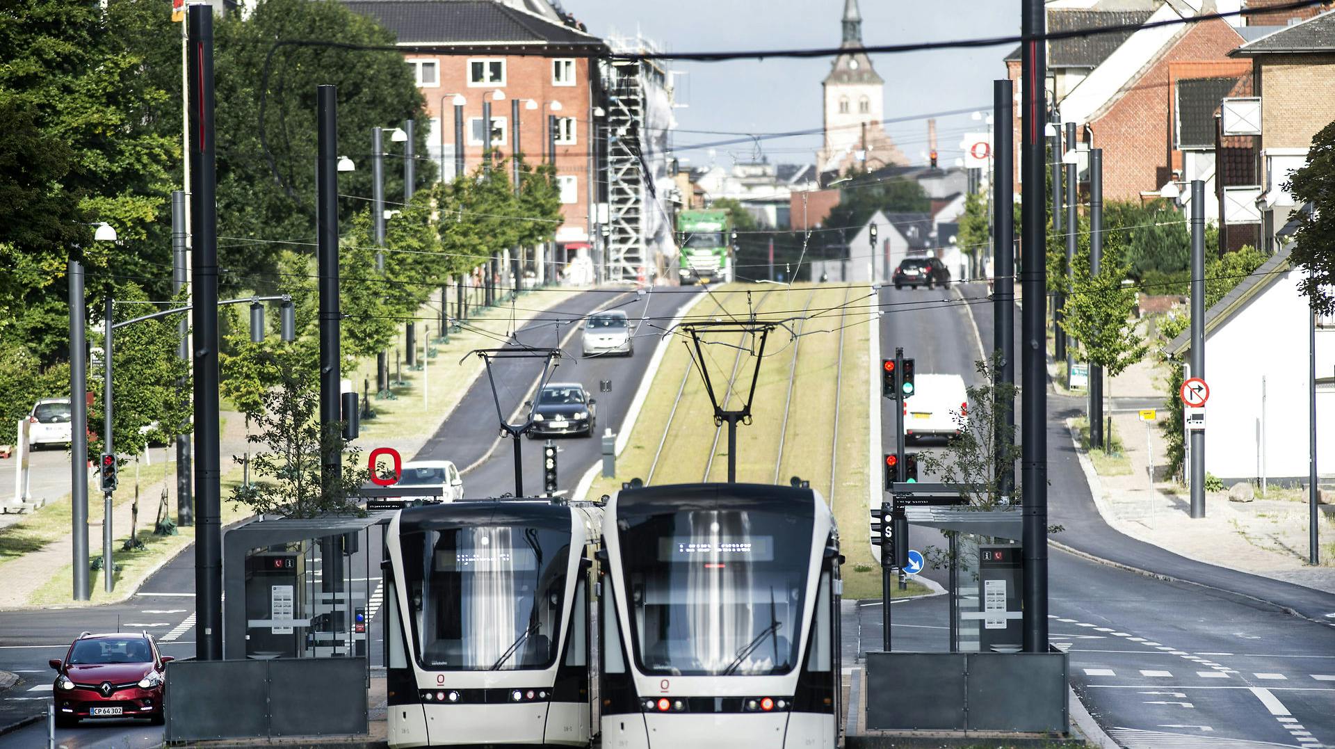 Et letbanetog i Odense har onsdag formiddag ramt to fodgængere.
