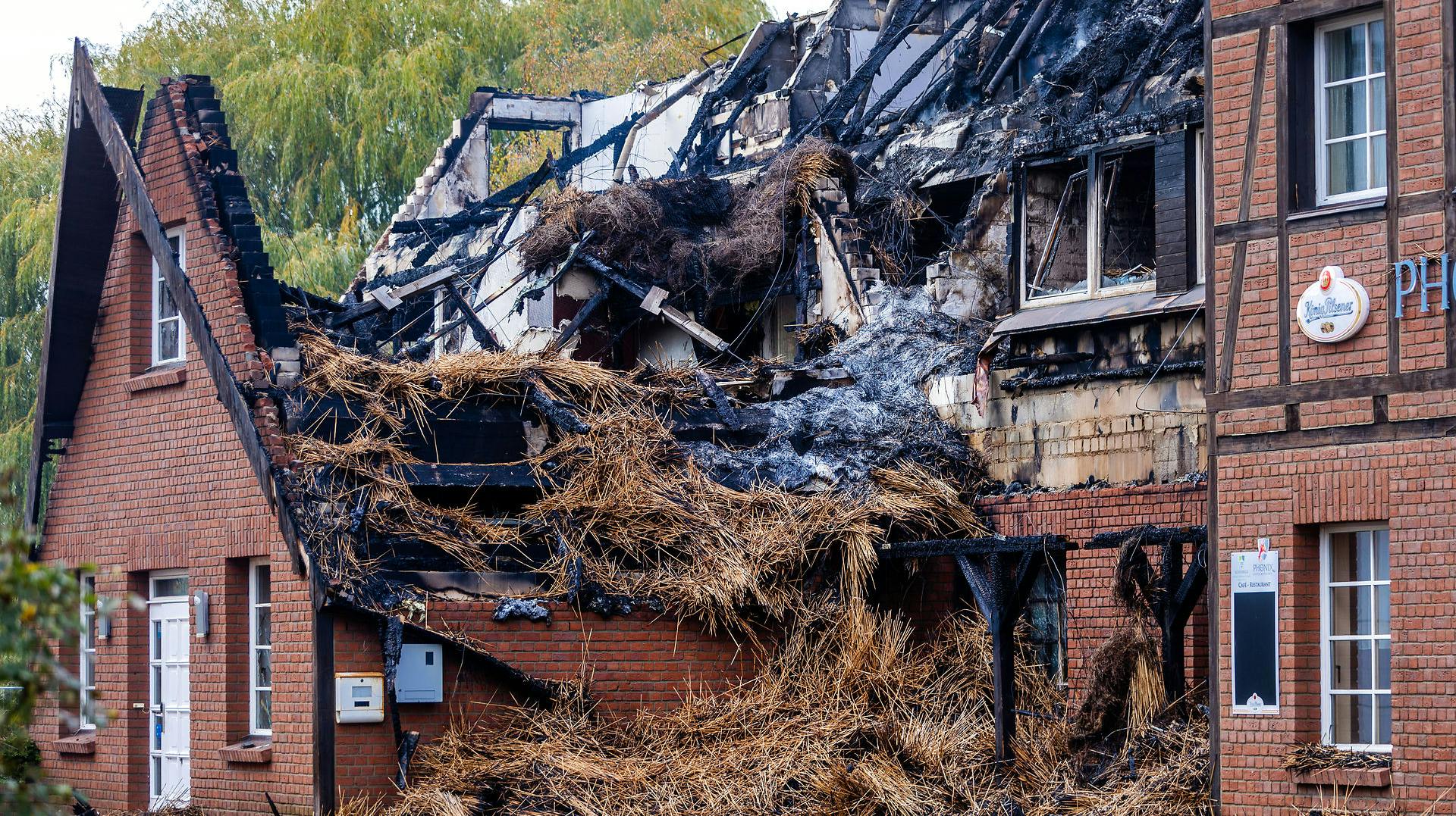 Asylcenteret var et tidligere hotel med stråtag, som udbrændte næsten totalt. nbsp;