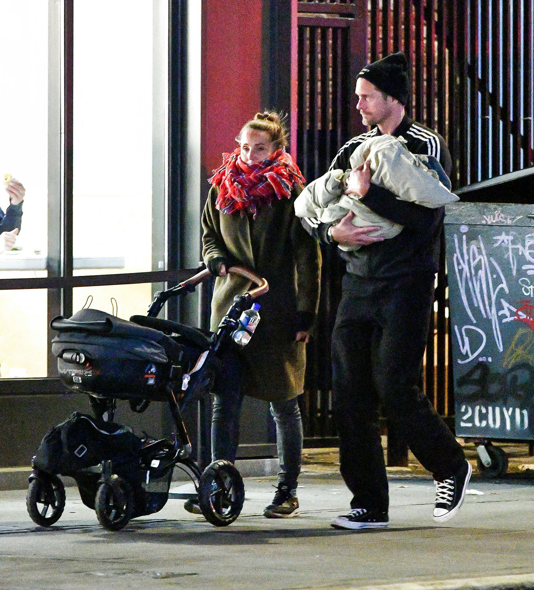 Alexander Skarsgård og Tuva Novotny blev mandag fotograferet sammen for første gang.