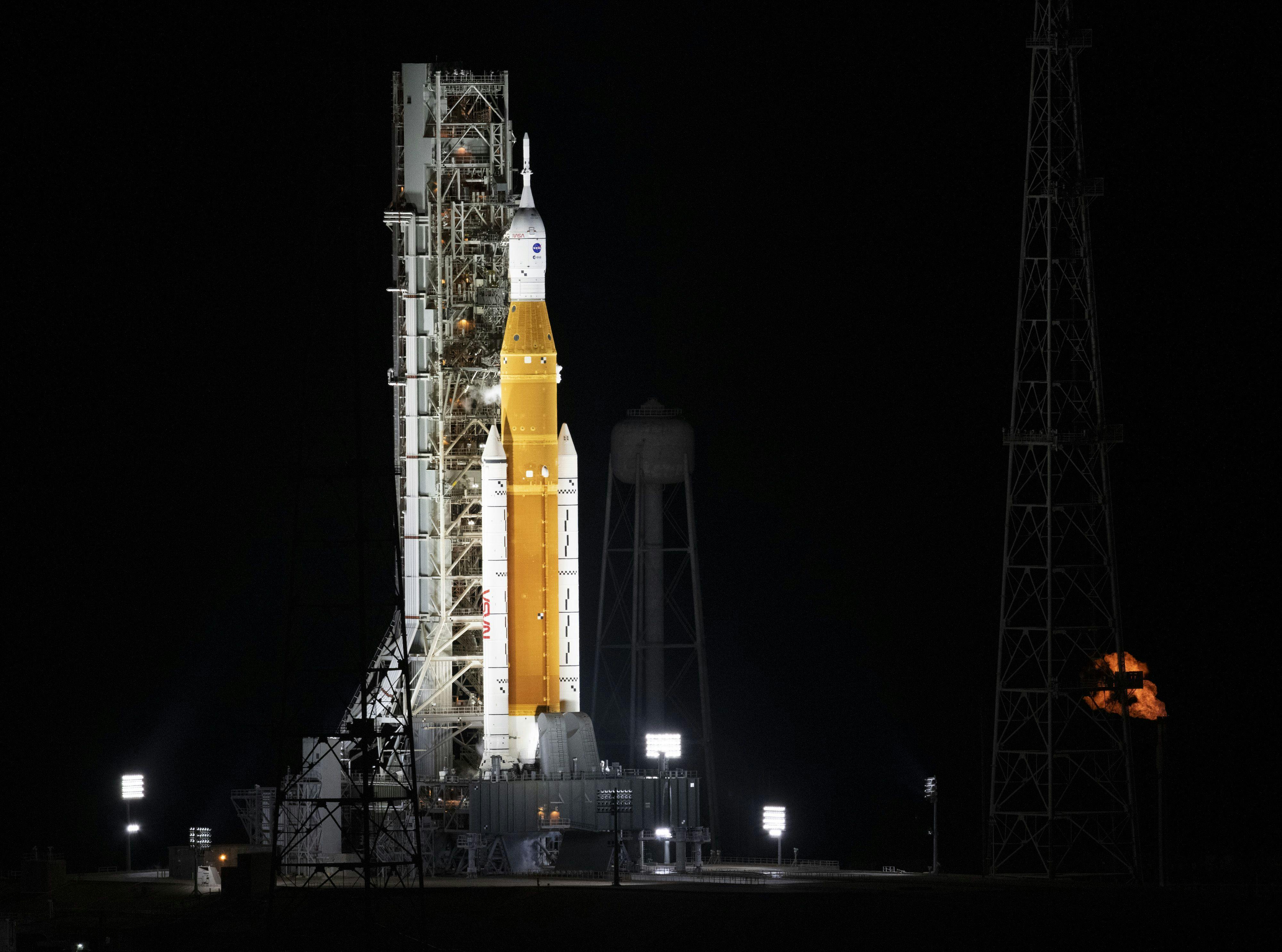 Her ses rumfartøjet Orion på toppen af SLS-raketten.&nbsp;
