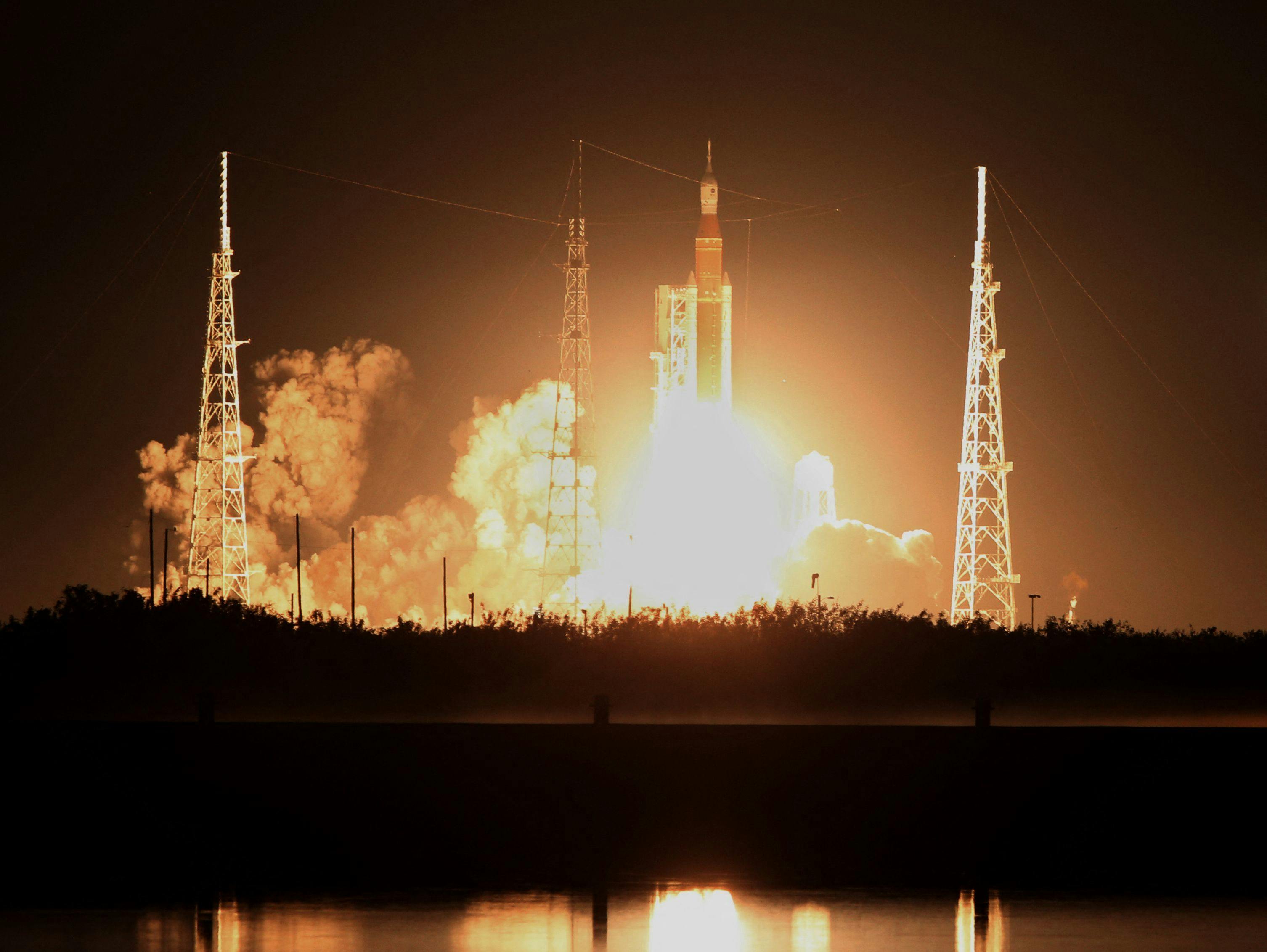 Artemis I letter fra&nbsp;NASA's Kennedy Space Center in Cape Canaveral i Florida med kurs mod månen. nbsp;