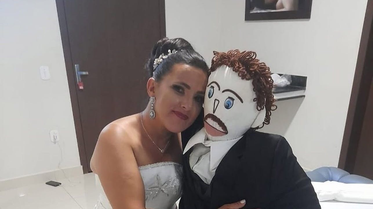 Rengøringsdamen Meirivone og dukken Marcelo blev gift sidste år, og selv om hun troede, det var for livet, så har Marcelo nu sået tvivl om det. Dukken har dummet sig, og taget på motel med en anden kvinde ifølge Meirivone. 