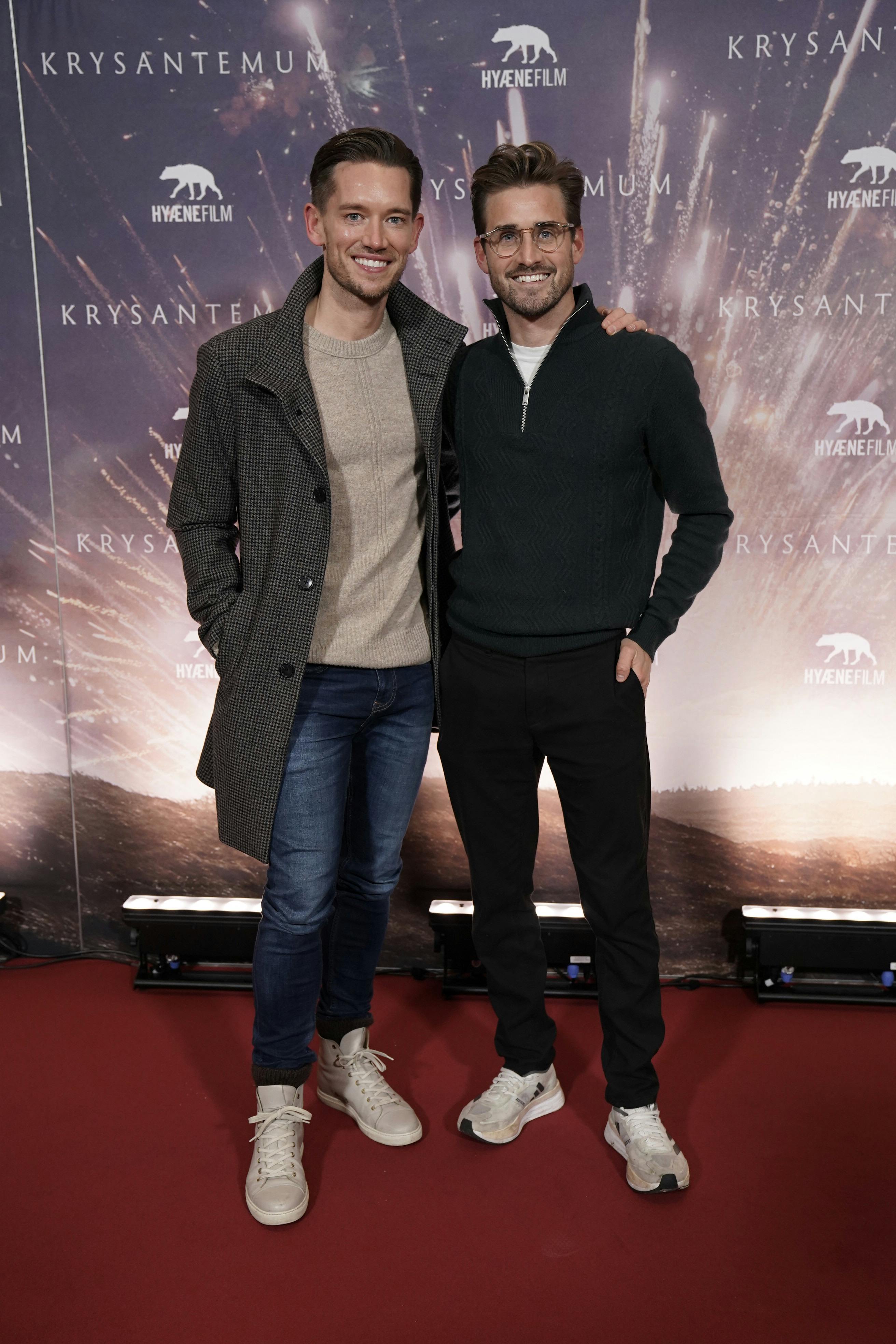 Swipe dig gennem galleriet for at se de mange kendte gæster, der lige nu er til premiere på "KRYSANTEMUM" i Imperial i København.