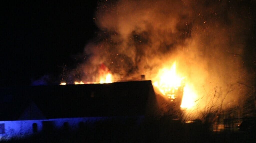 Branden på Bornholm har kostet et 11-årigt barn livet, mens flere familiemedlemmer er hårdt sårede. nbsp;