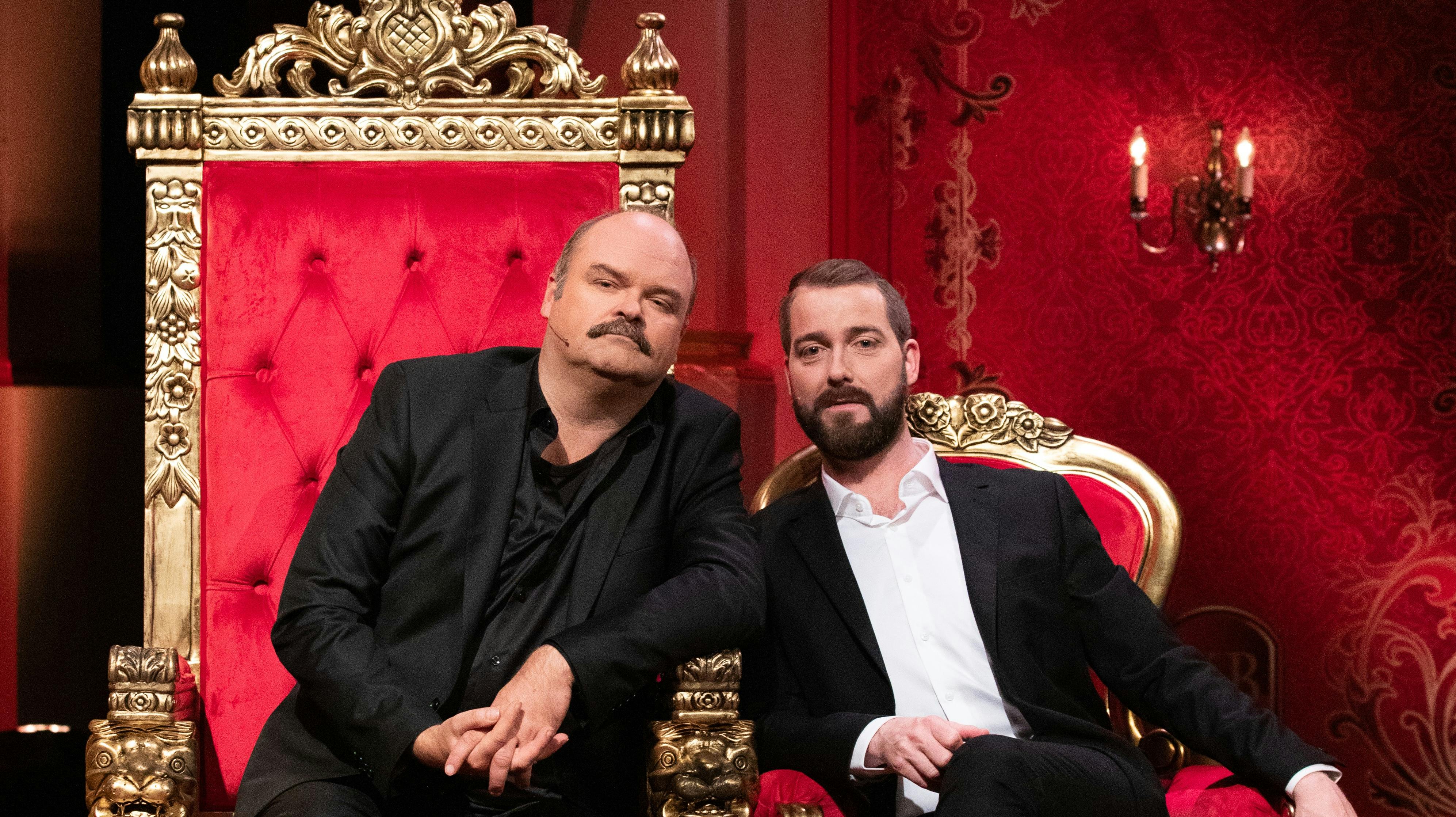 På norsk hedder underholdningsprogrammet "Stormester" "Kongen befaler". Her er Atle Antonsen vært. 