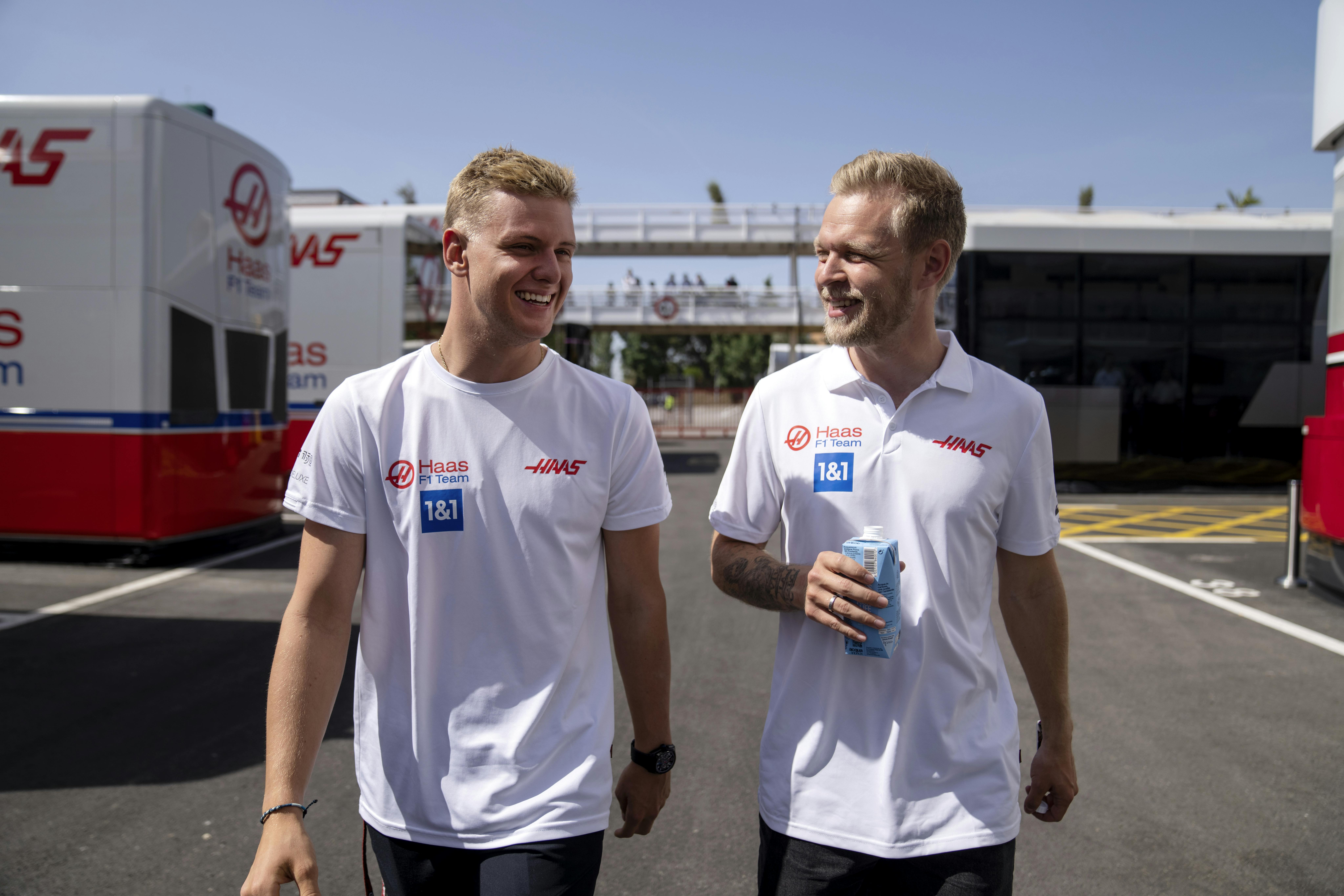 Kevin Magnussen og Mick Schumacher fra Haas i paddocken, lørdag 21. maj 2022.