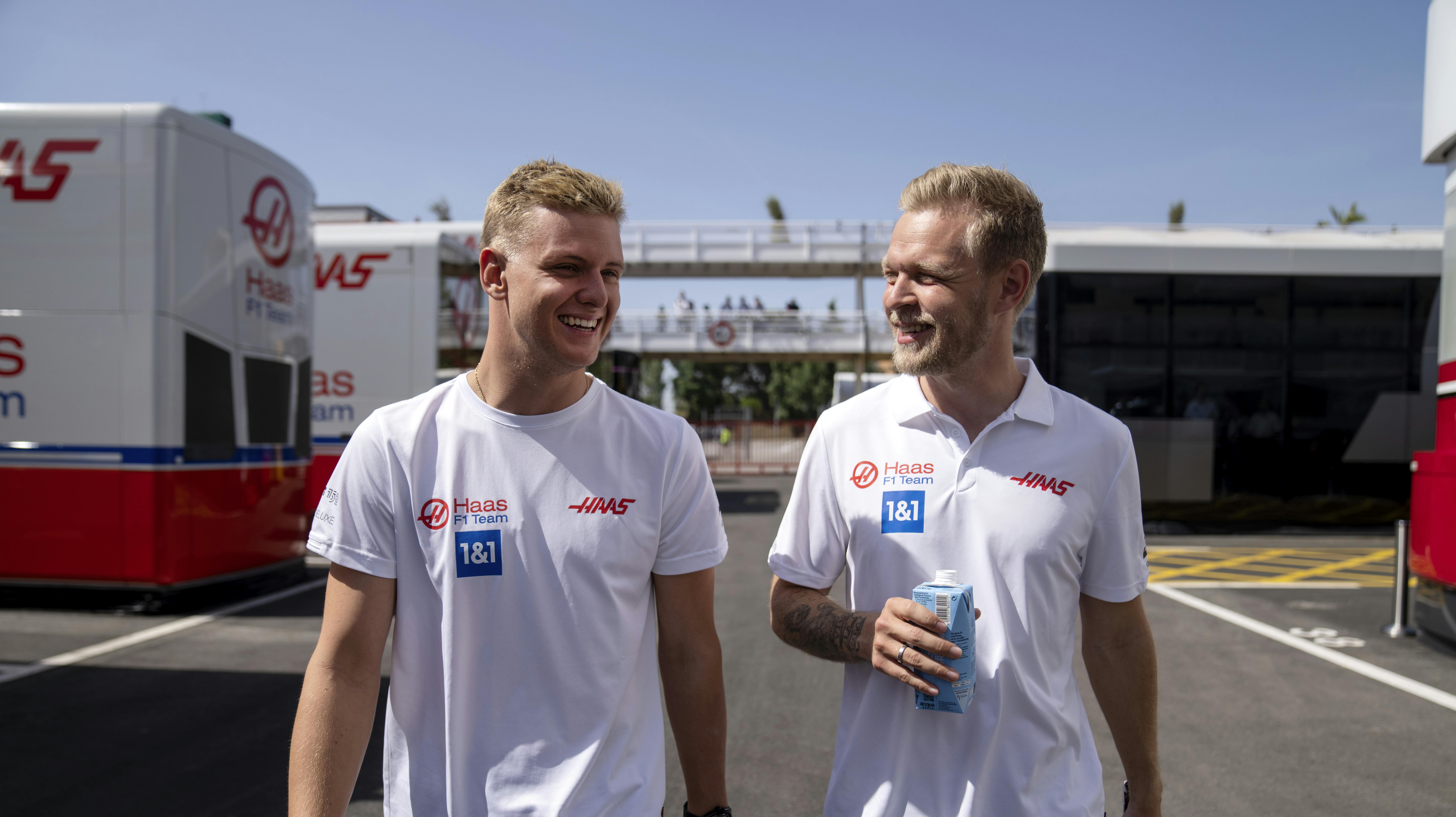 Kevin Magnussen og Mick Schumacher fra Haas i paddocken, lørdag 21. maj 2022.