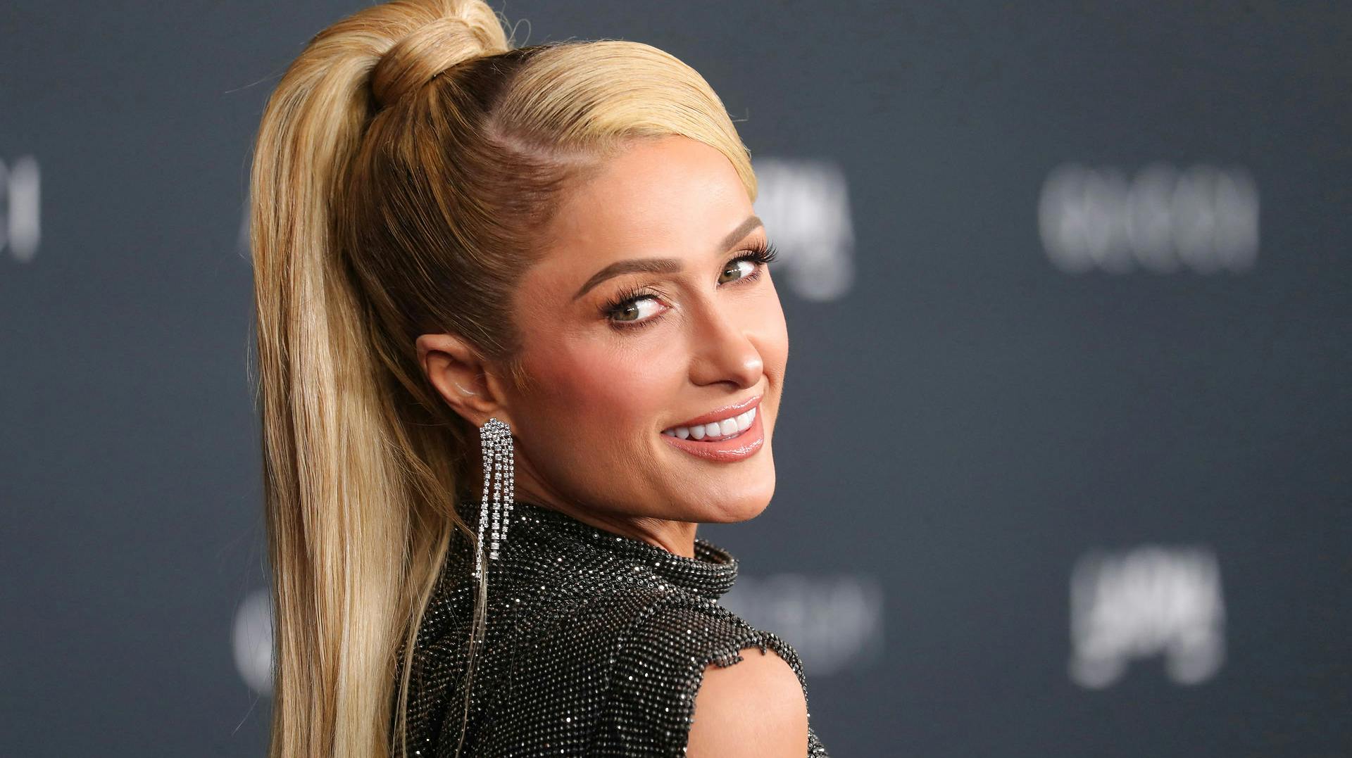 Paris Hilton skal være mor til næste år.