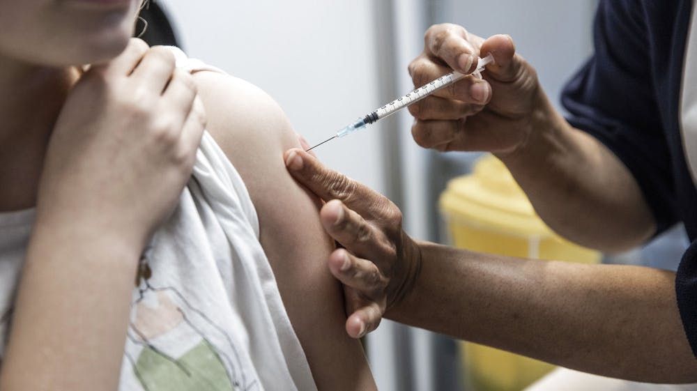 Flere unge oplevede mave-tarm-problemer og træthed efter vaccinestikket.