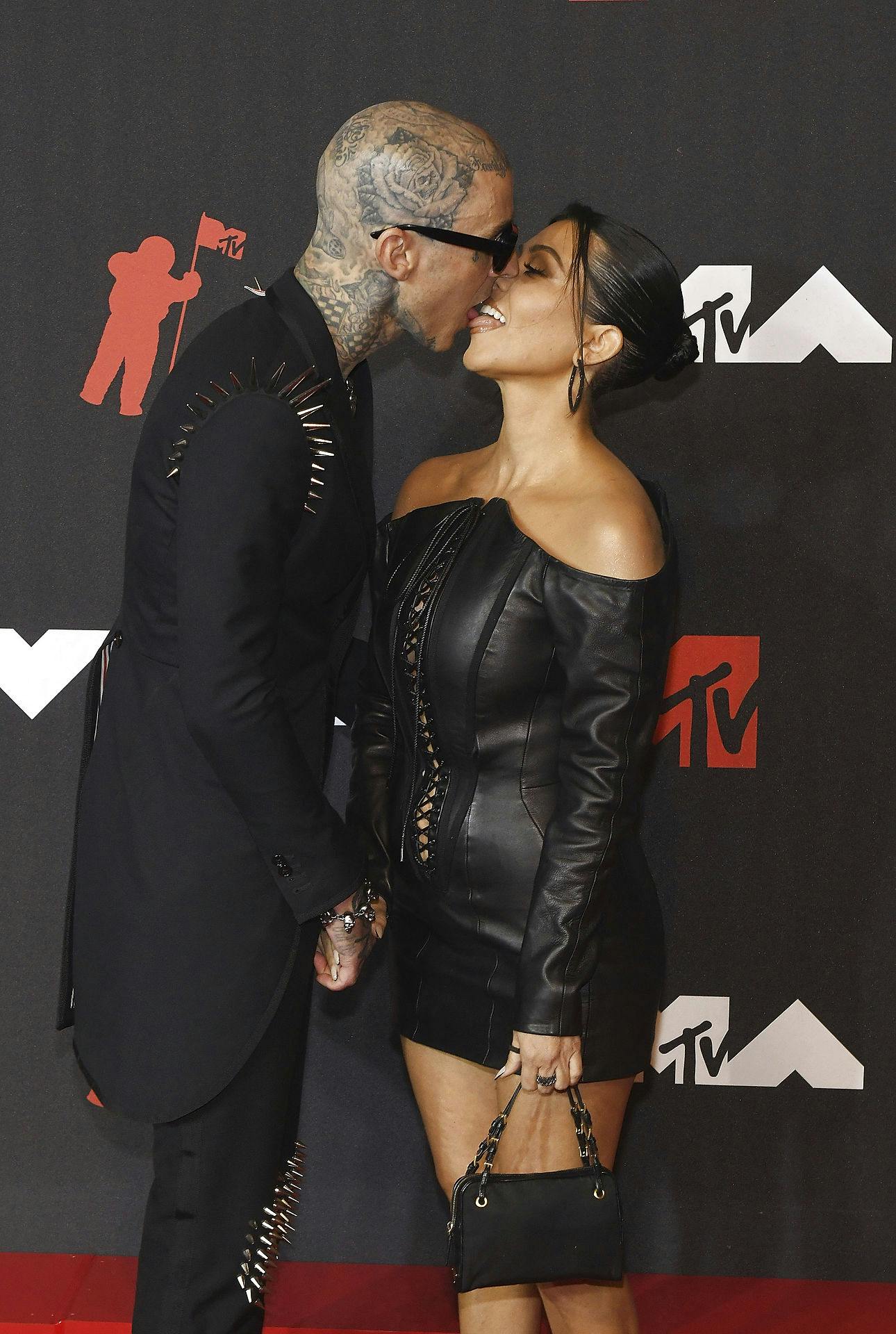 Travis Barker og Kourtney Kardashian på den røde løber til MTV Video Music Awards i 2021.
