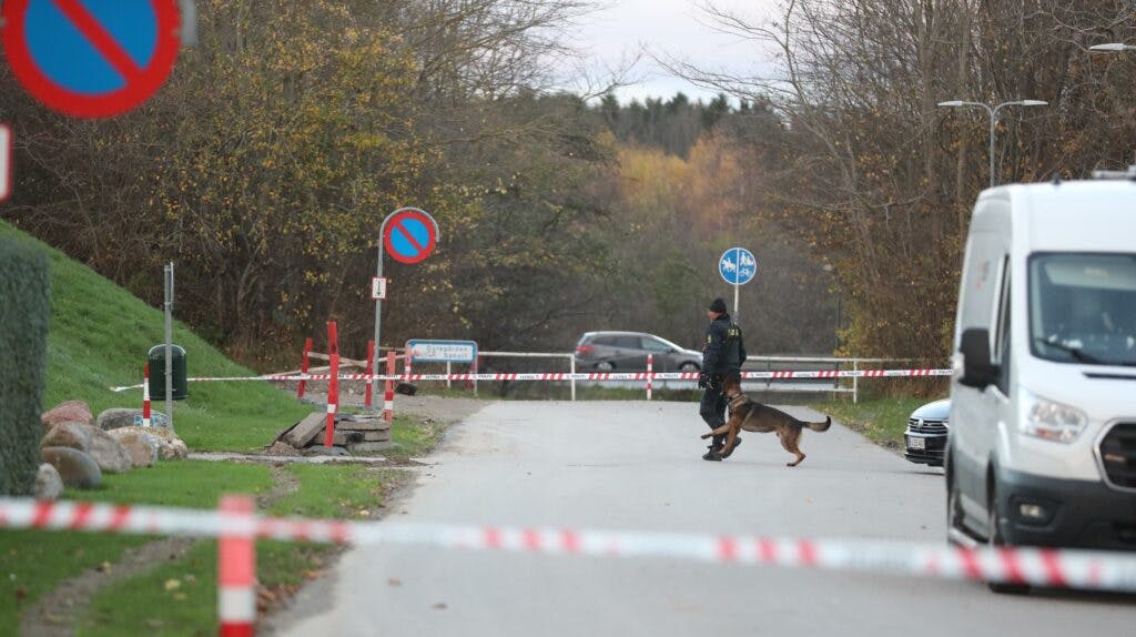 Politiet er i gang med omfattende undersøgelser op gerningsstedet.