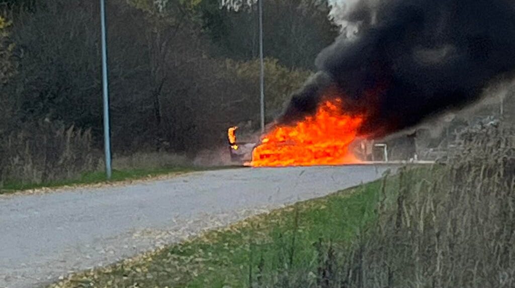 Der blev fundet en brændende bil i området efter skyderiet.