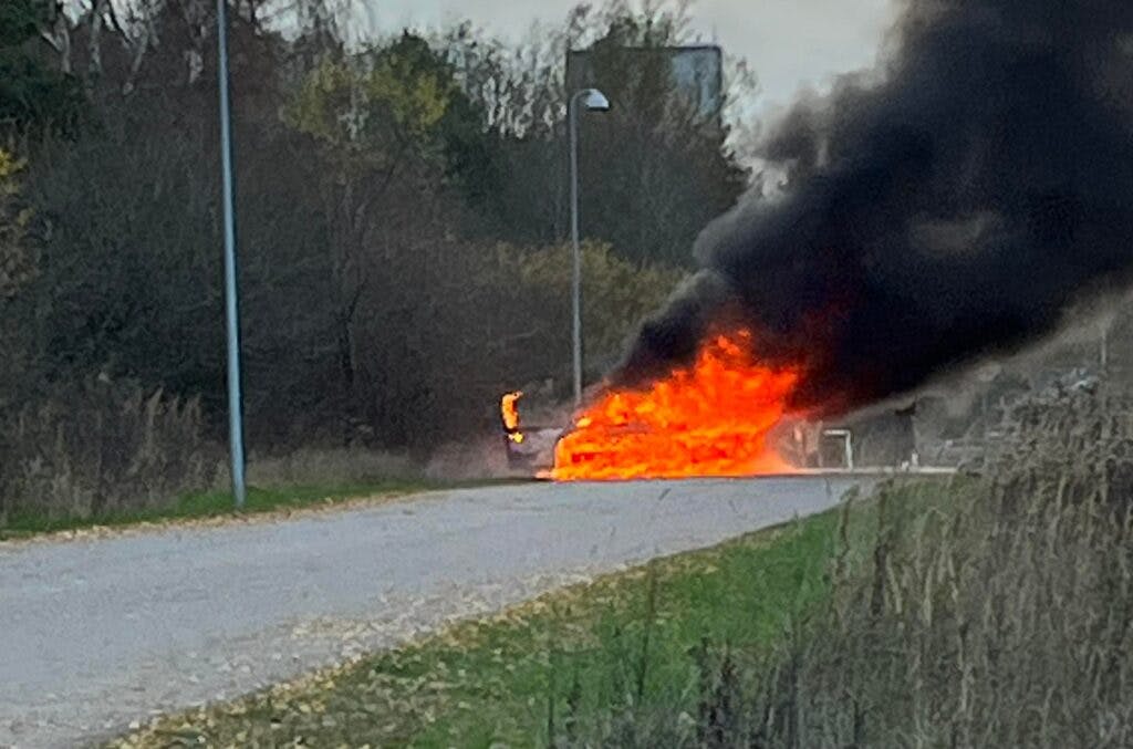 Der blev fundet en brændende bil i området efter skyderiet.