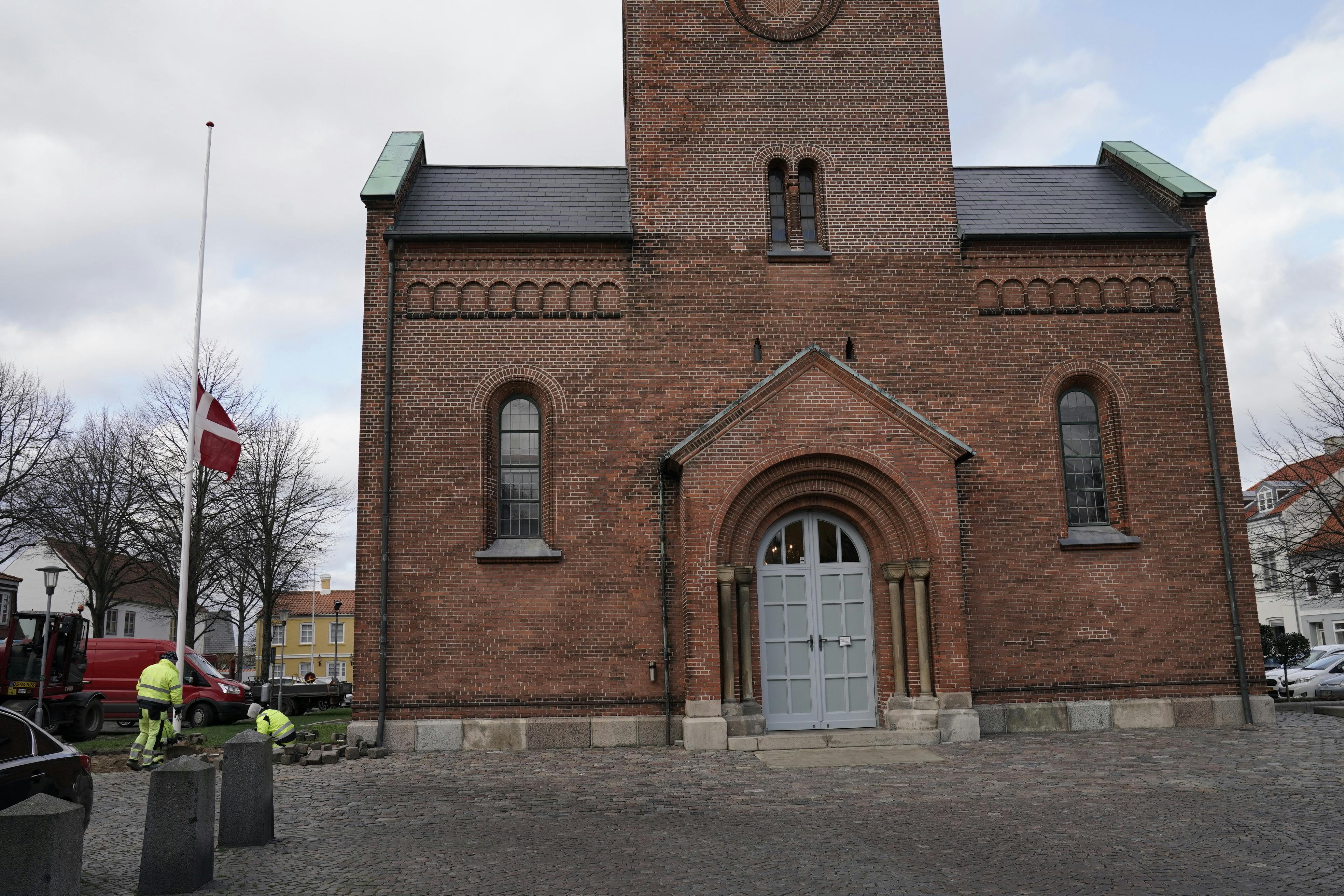 Torsdag tog Dennis Knudsen samt familie og venner afsked med kendisfrisørens lille datter Naomi, der blev bisat fra Skt. Povls Kirke i Korsør. Vuggedød var årsagen til at datteren døde blot seks uger gammelt 1. november 2022.
