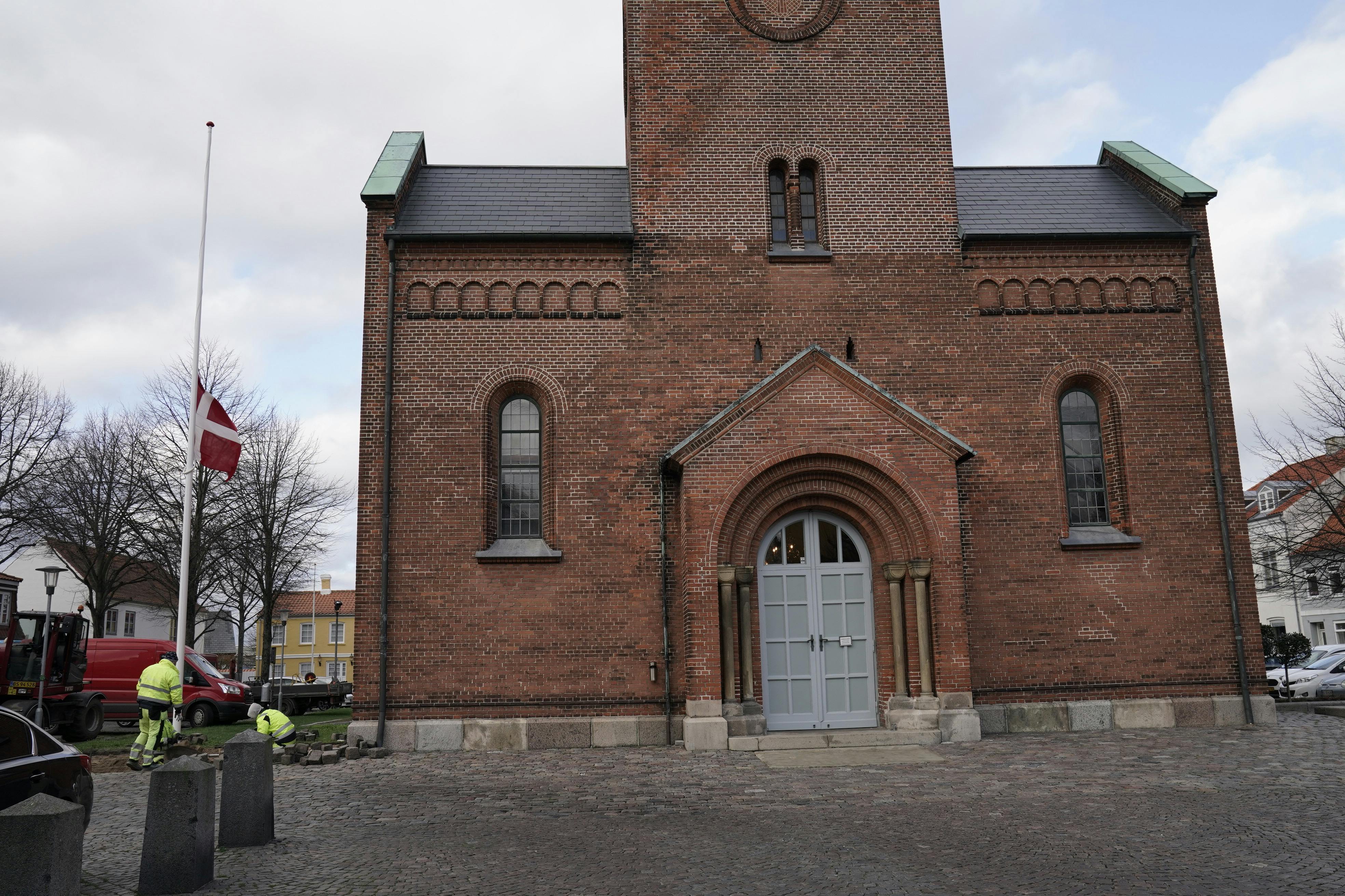 Torsdag tog Dennis Knudsen samt familie og venner afsked med kendisfrisørens lille datter Naomi, der blev bisat fra Skt. Povls Kirke i Korsør. Vuggedød var årsagen til at datteren døde blot seks uger gammelt 1. november 2022.

&nbsp;
