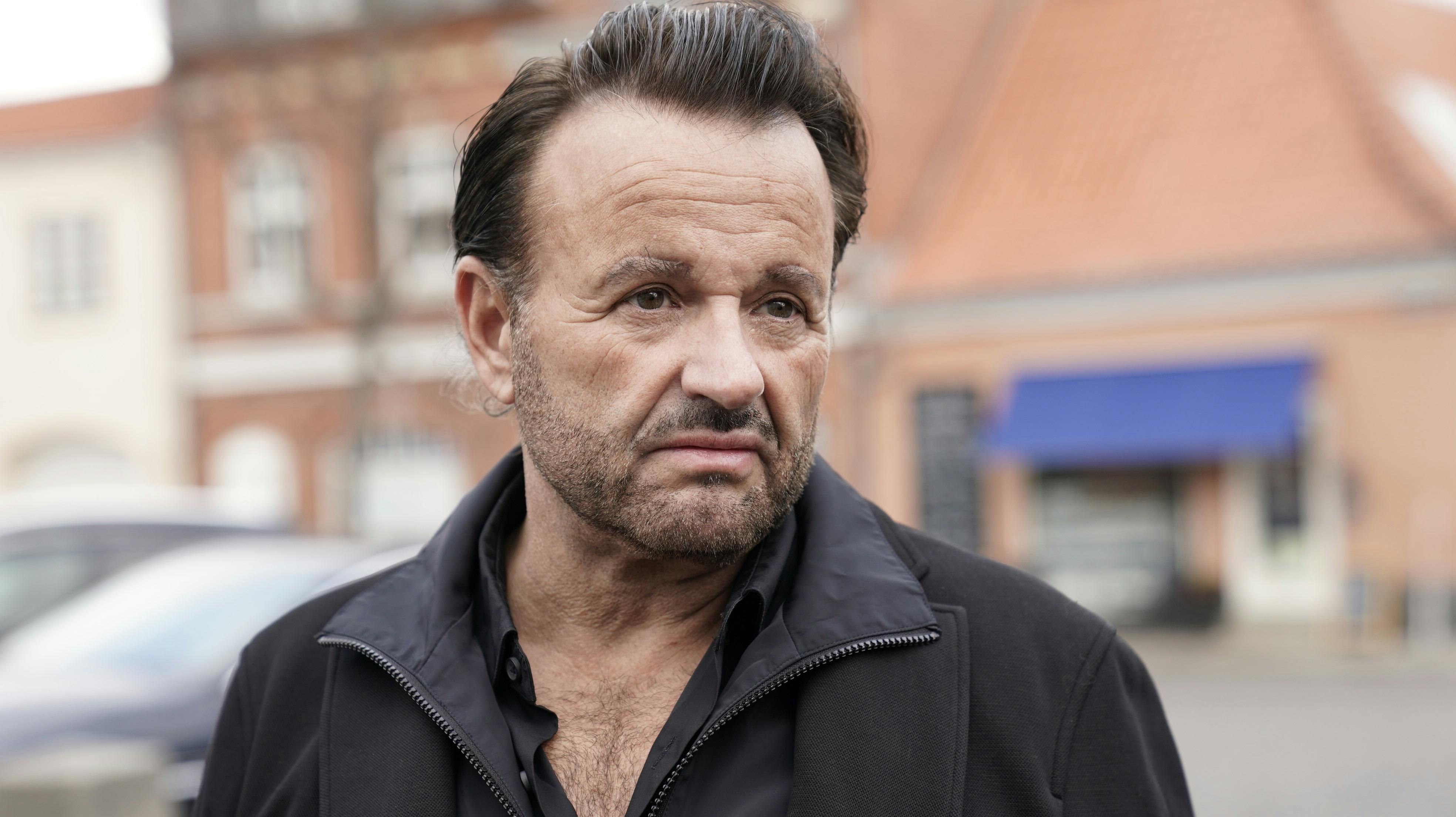 Dennis Knudsen sagde i dag farvel til sin lille datter Naomi, der døde uventet 1. november - blot seks uger gammel. 