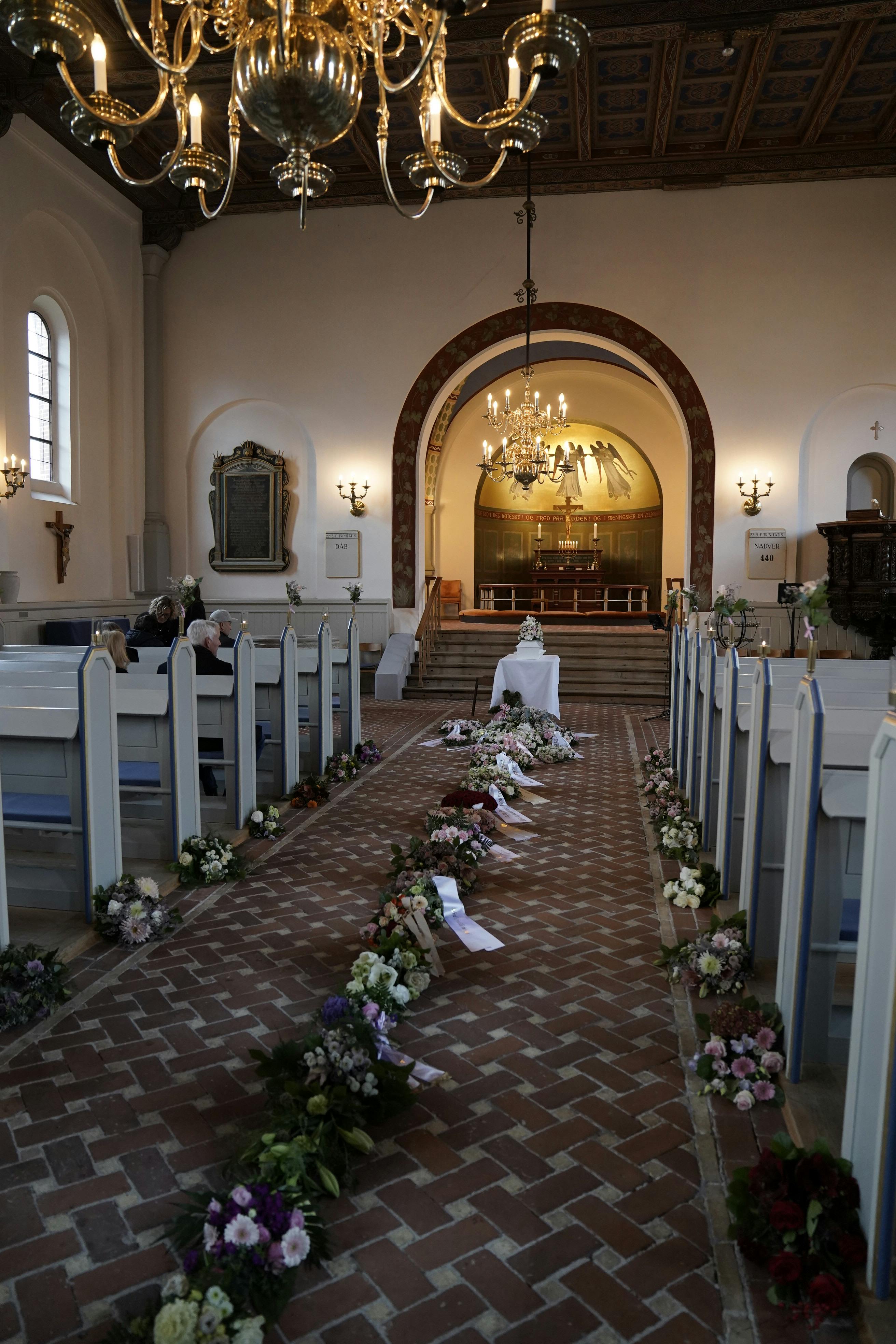 Sankt Povls Kirke er prydet med blomster, der leder vejen op til den lille kiste med Naomi.
