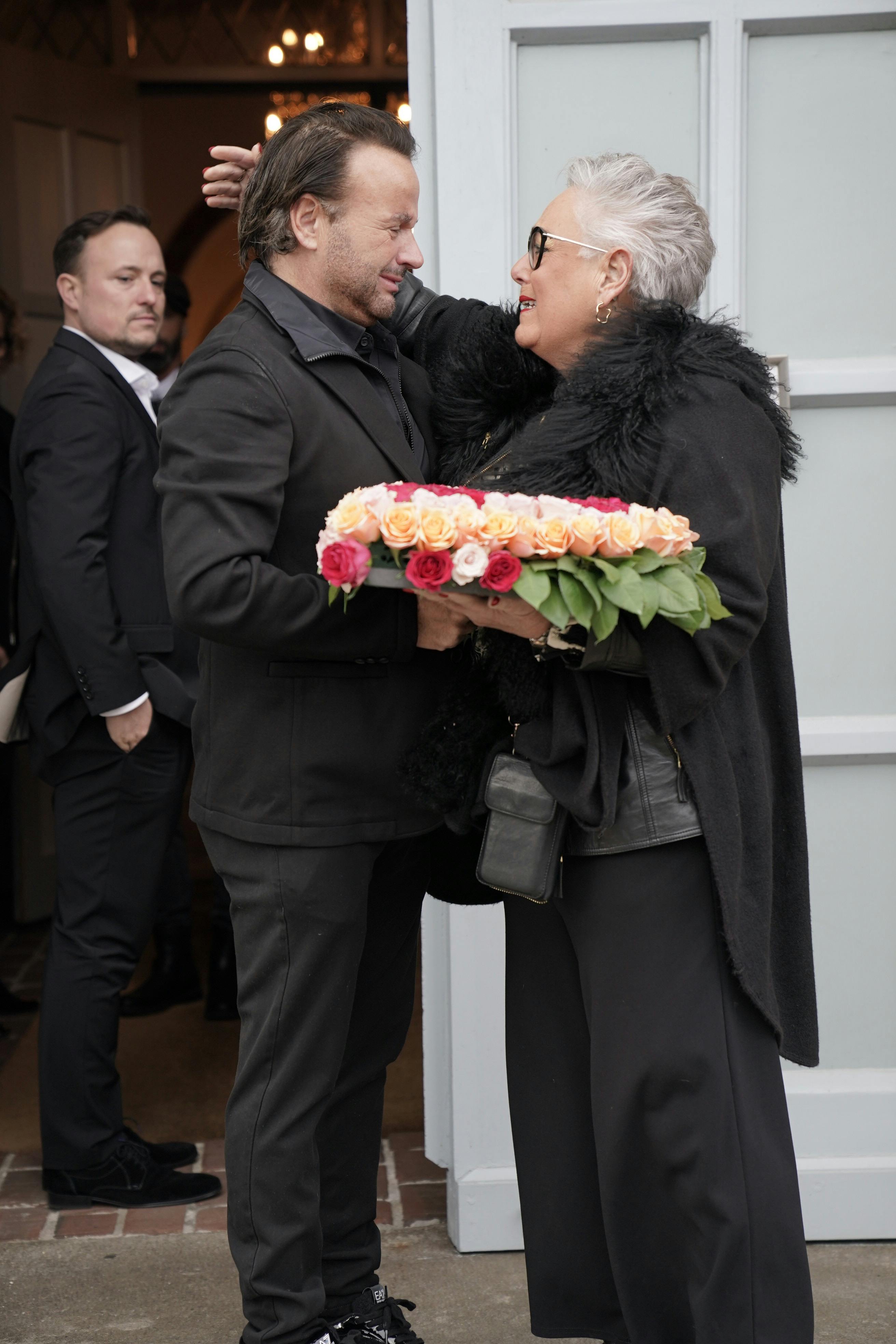 Bakkesangerinde Anette Oxenbøll gav Dennis Knudsen et varmt kram, inden hun gik ind i kirken. 