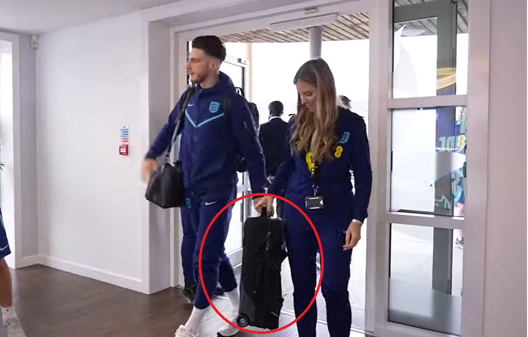 Der var en ekstra tom kuffert med flyet til Qatar. Der skulle jo være plads til, at man kan få pokalen med hjem igen. 