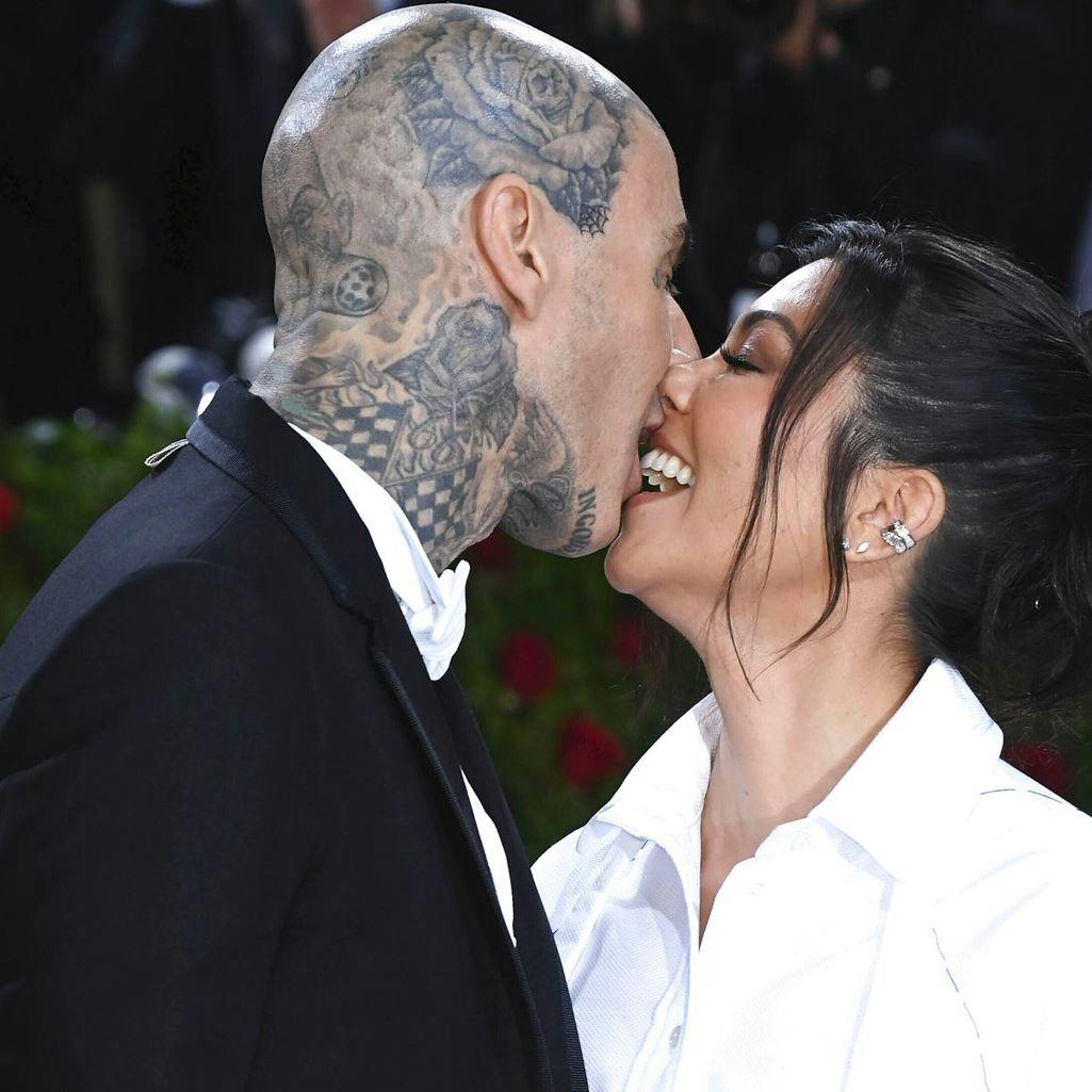 Kourtney Kardashian og Travis Barker kysser gerne til alle rød løber-arrangementer, de er inviteret til.