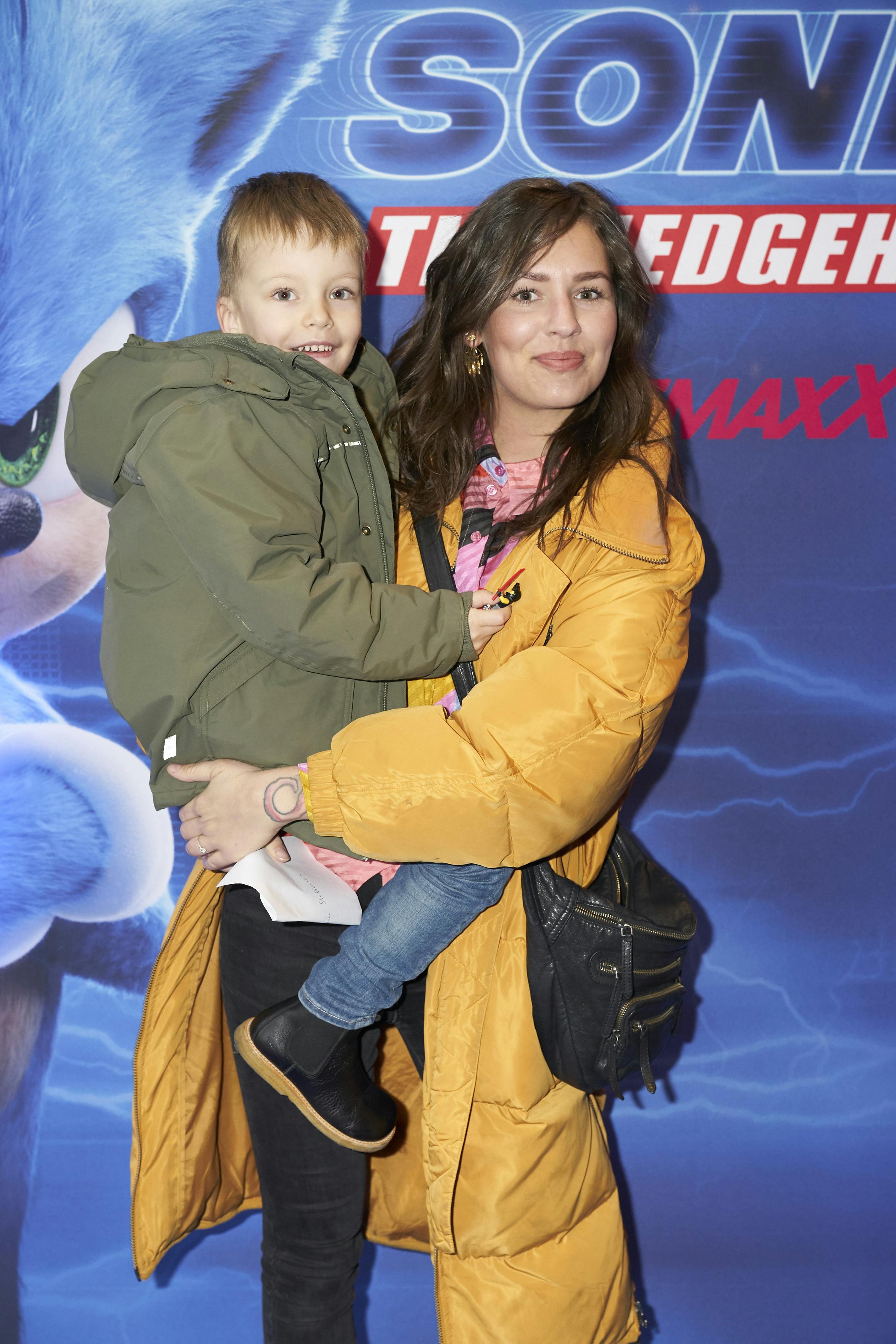 Alexandra Staffensen med sønnen Elliot.