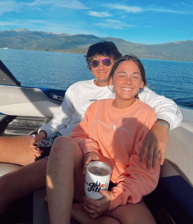 Xana og Ethan var både roommates og kærester. 