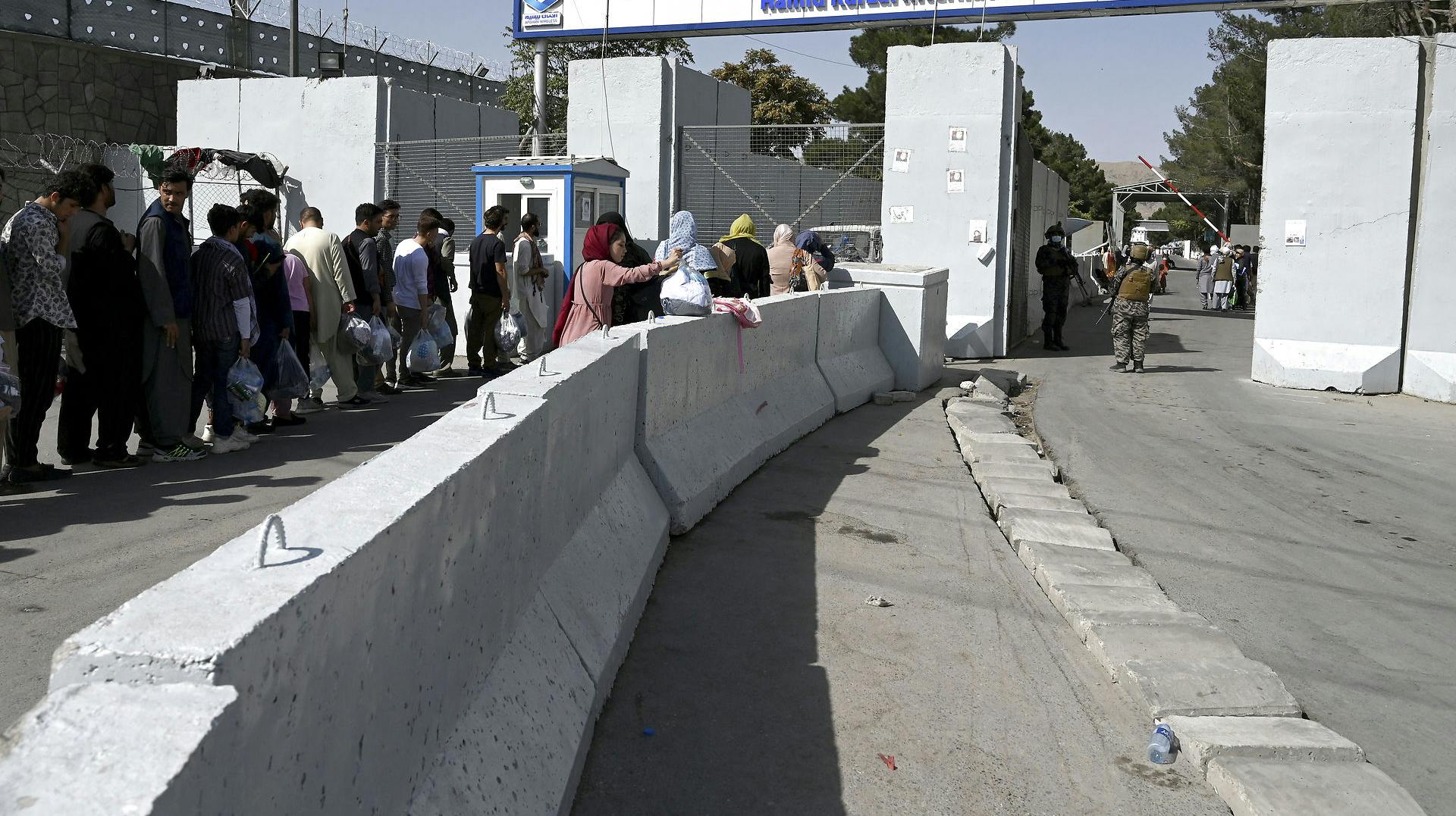 Den nu dømte tolk blev evakueret ud af Kabul, da Taliban i august 2021 overtog landet. På billedet ses håbefulde afghanere, der forsøger at komme ud af landet.