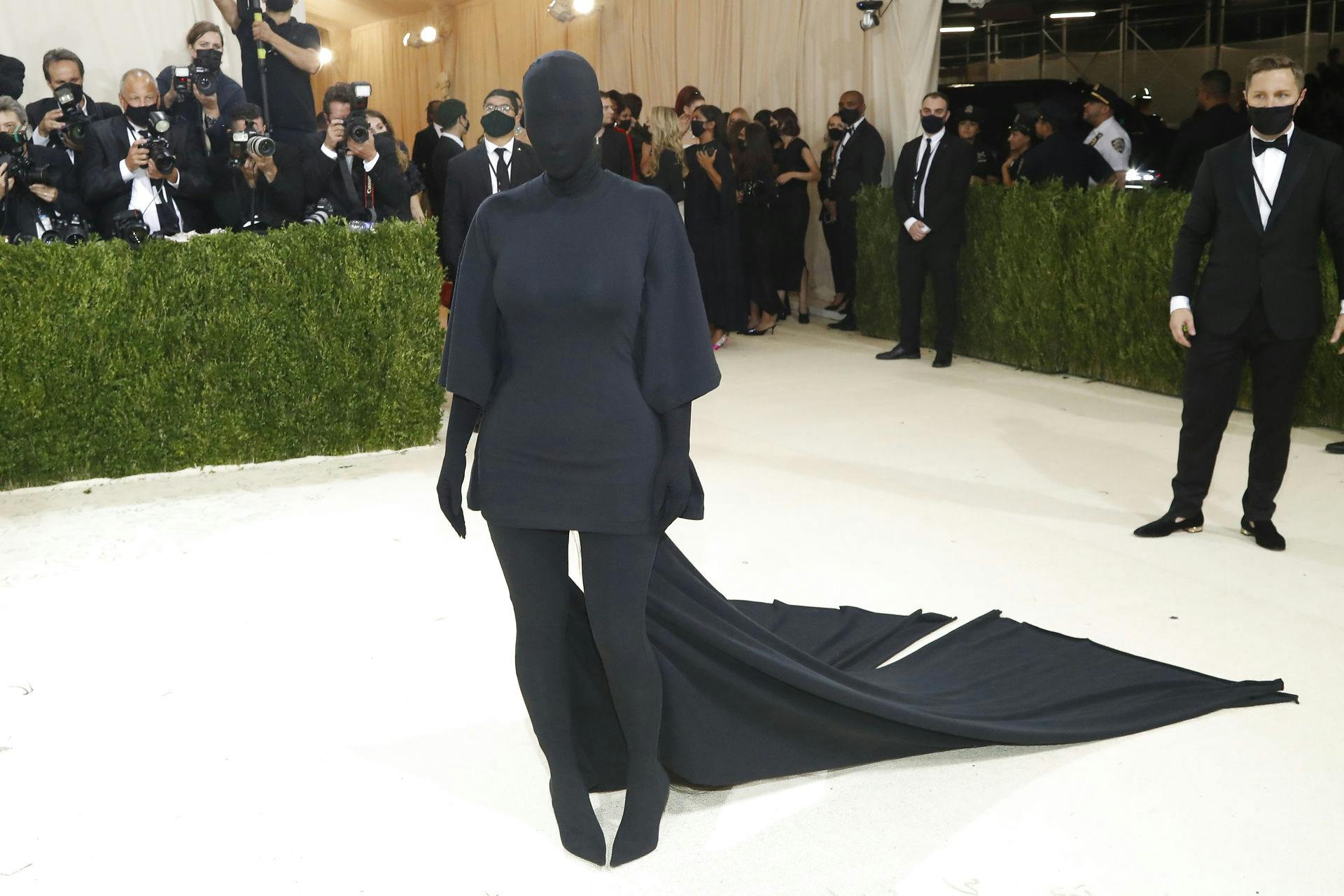 Kim Kardashian til Met Gala i 2021. Året hvor hun altså ikke kunne give Pete Davidson sit nummer, fordi hun havde handsker på.
