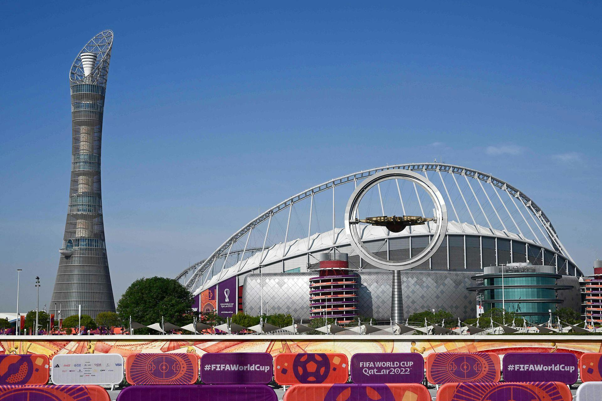 Det er blandt andet dette stadion og opførelsen af det, der har været svimlende dyrt for Qatar.